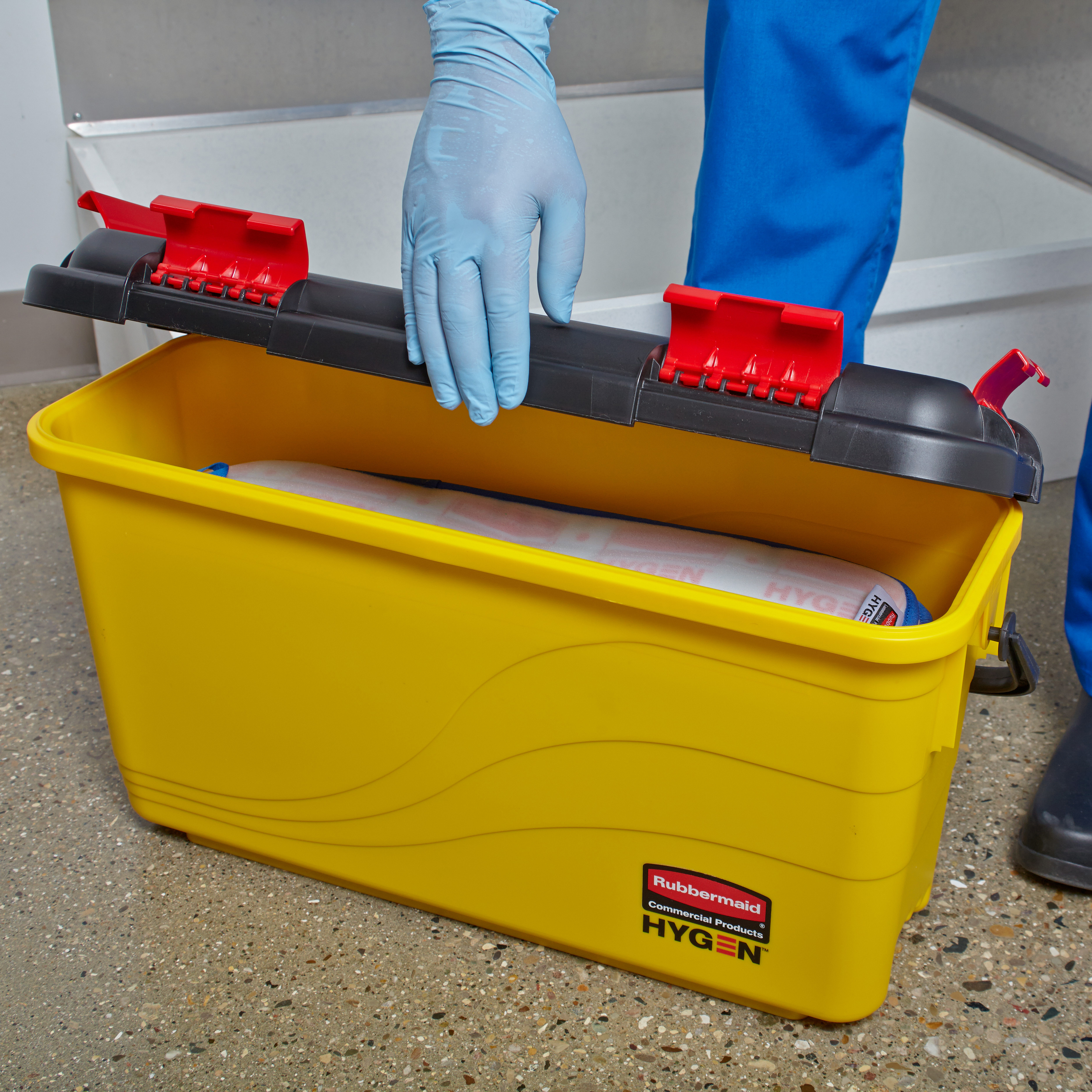 The Rubbermaid Commercial HYGEN™ Microfibre Charging Bucket is ideal for healthcare facilities, with a bucket designed to prevent oversaturation of Microfibre wet pads.