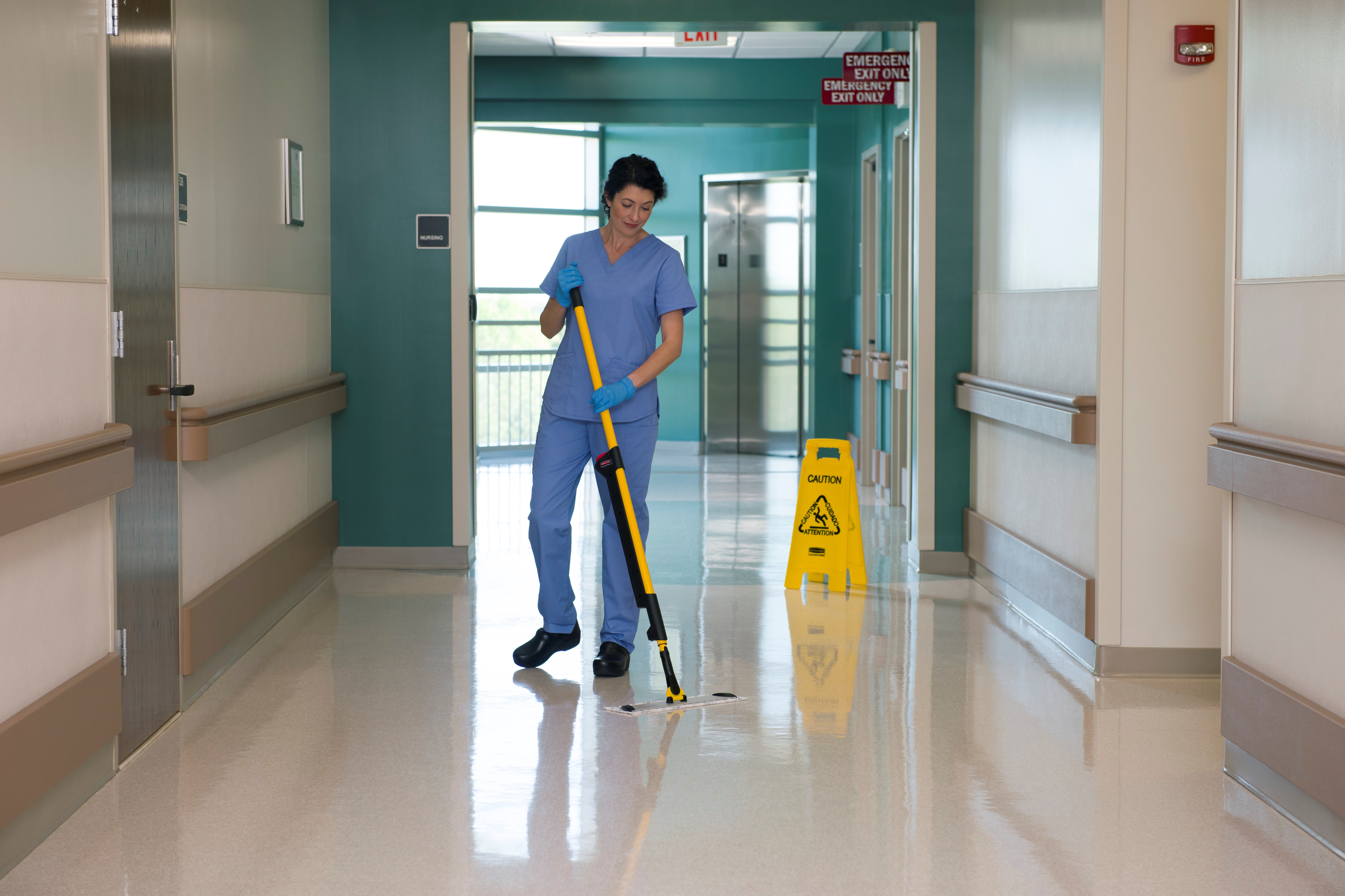 Das einseitige HYGEN™ PULSE™ Mopp-Set reinigt mehr Fläche in weniger Zeit. Die branchenweit beste Mikrofaser, der integrierte Reinigungsbehälter und die benutzergesteuerte Reinigungsmittelabgabe sorgen für eine schnellere, einfachere und effektivere Reinigung von Böden.