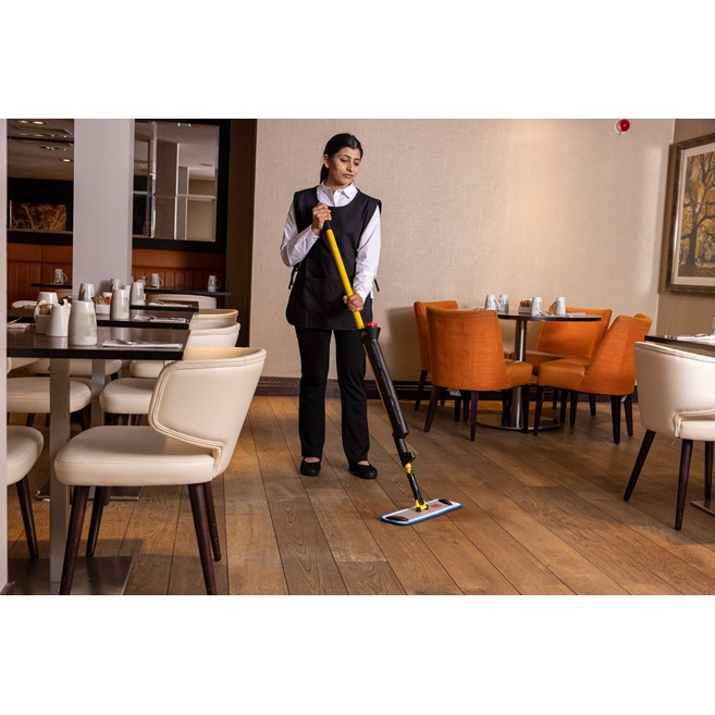 El kit de mopa de una cara Rubbermaid Commercial HYGEN™ PULSE™ limpia más metros cuadrados en menos tiempo. La mejor microfibra de la industria, el depósito incorporado y la aplicación controlada de solución según el uso facilitan la limpieza más rápida y eficaz del suelo.