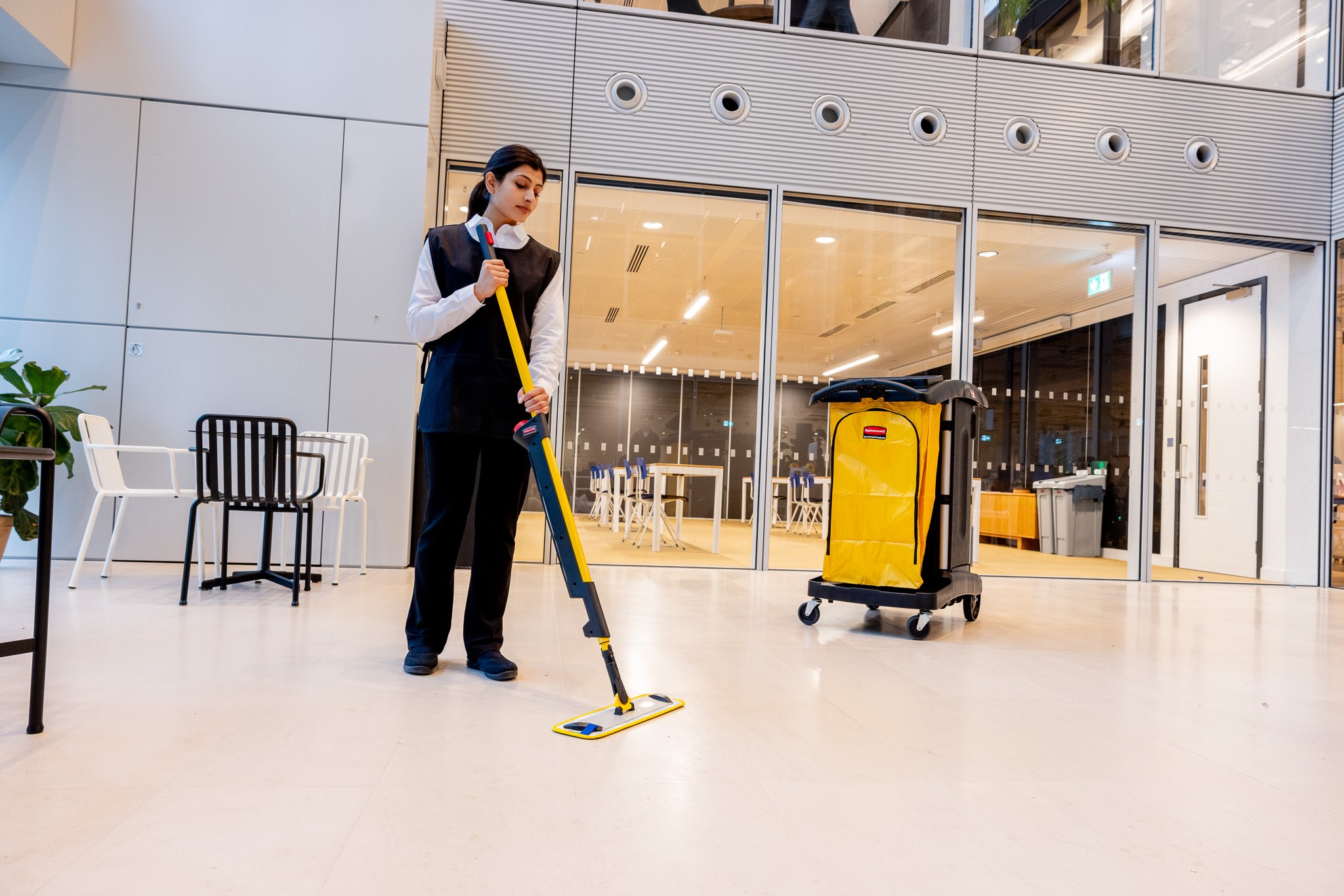 Das einseitige HYGEN™ PULSE™ Mopp-Set reinigt mehr Fläche in weniger Zeit. Die branchenweit beste Mikrofaser, der integrierte Reinigungsbehälter und die benutzergesteuerte Reinigungsmittelabgabe sorgen für eine schnellere, einfachere und effektivere Reinigung von Böden.