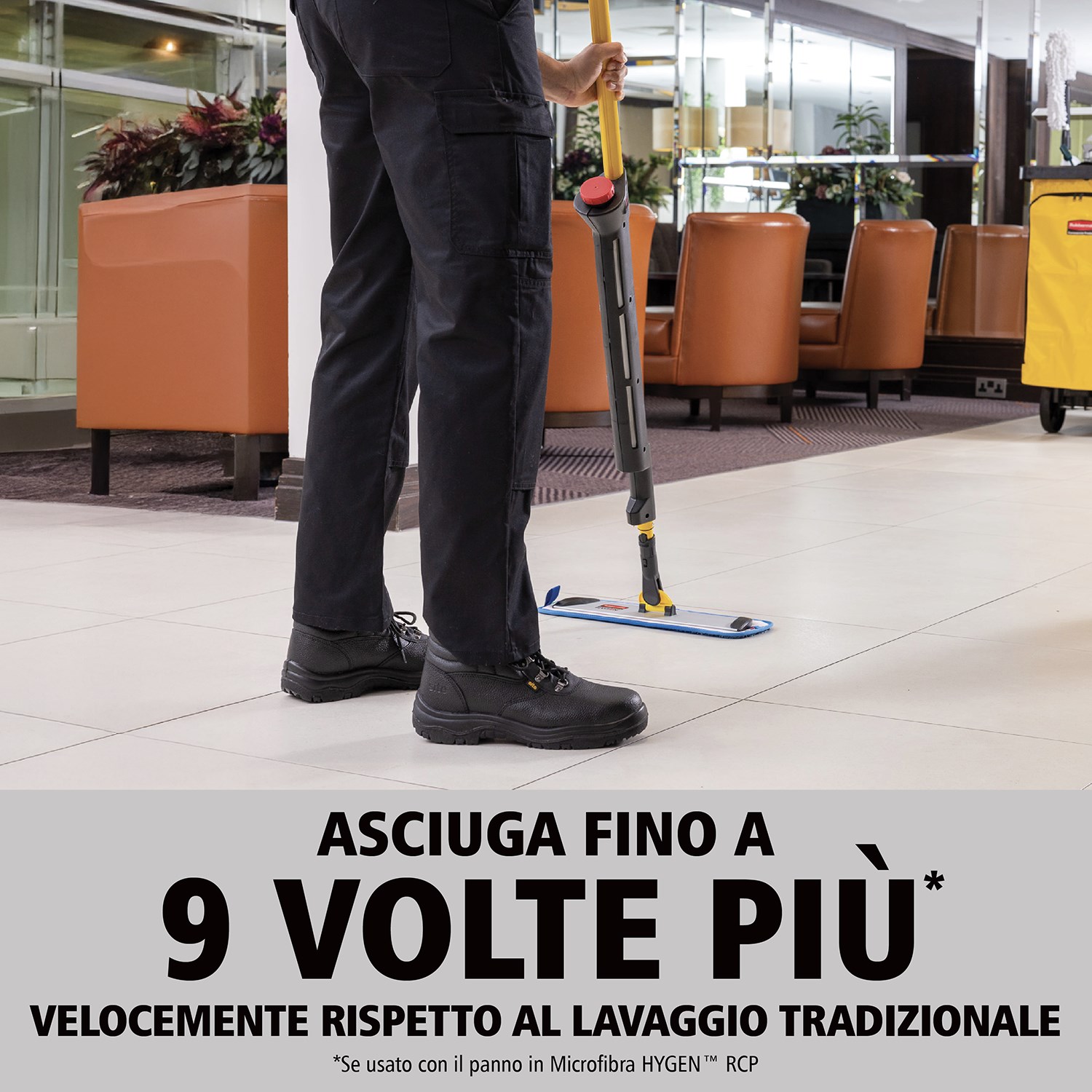 Il kit mop per PULSE™ HYGEN™ Rubbermaid Commercial a lato singolo pulisce una superficie maggiore in meno tempo. La migliore microfibra in commercio, il serbatoio integrato e un'erogazione controllata della soluzione consentono di ottenere pavimenti più puliti più velocemente, più facilmente e con maggiore efficacia.
