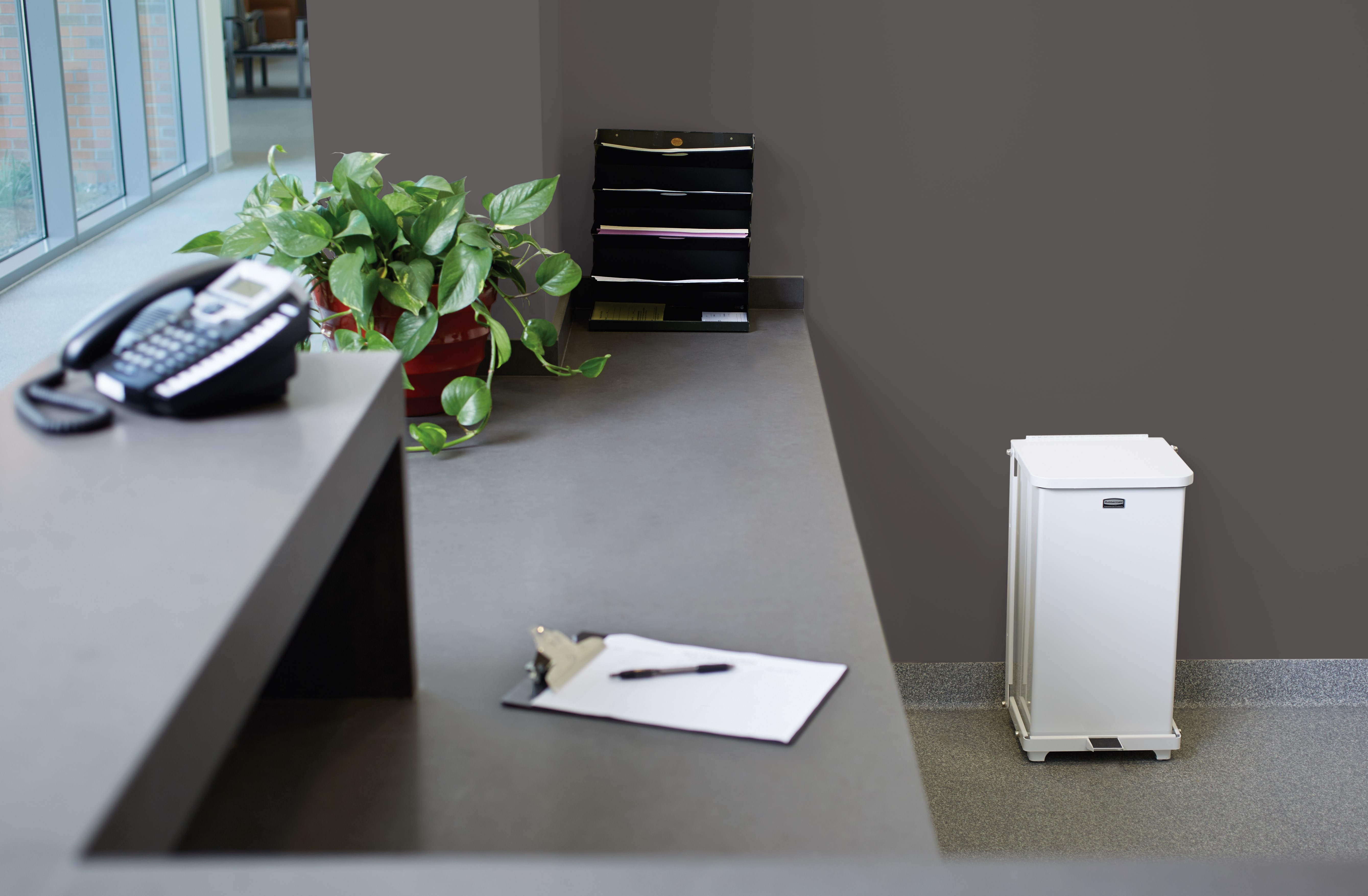 The Defenders® decorative refuse container is an ideal waste receptacle for hospitals, doctor’s offices and other healthcare facilities. The step-on foot pedal enables hands-free operation, while the smooth surfaces are easy to clean.