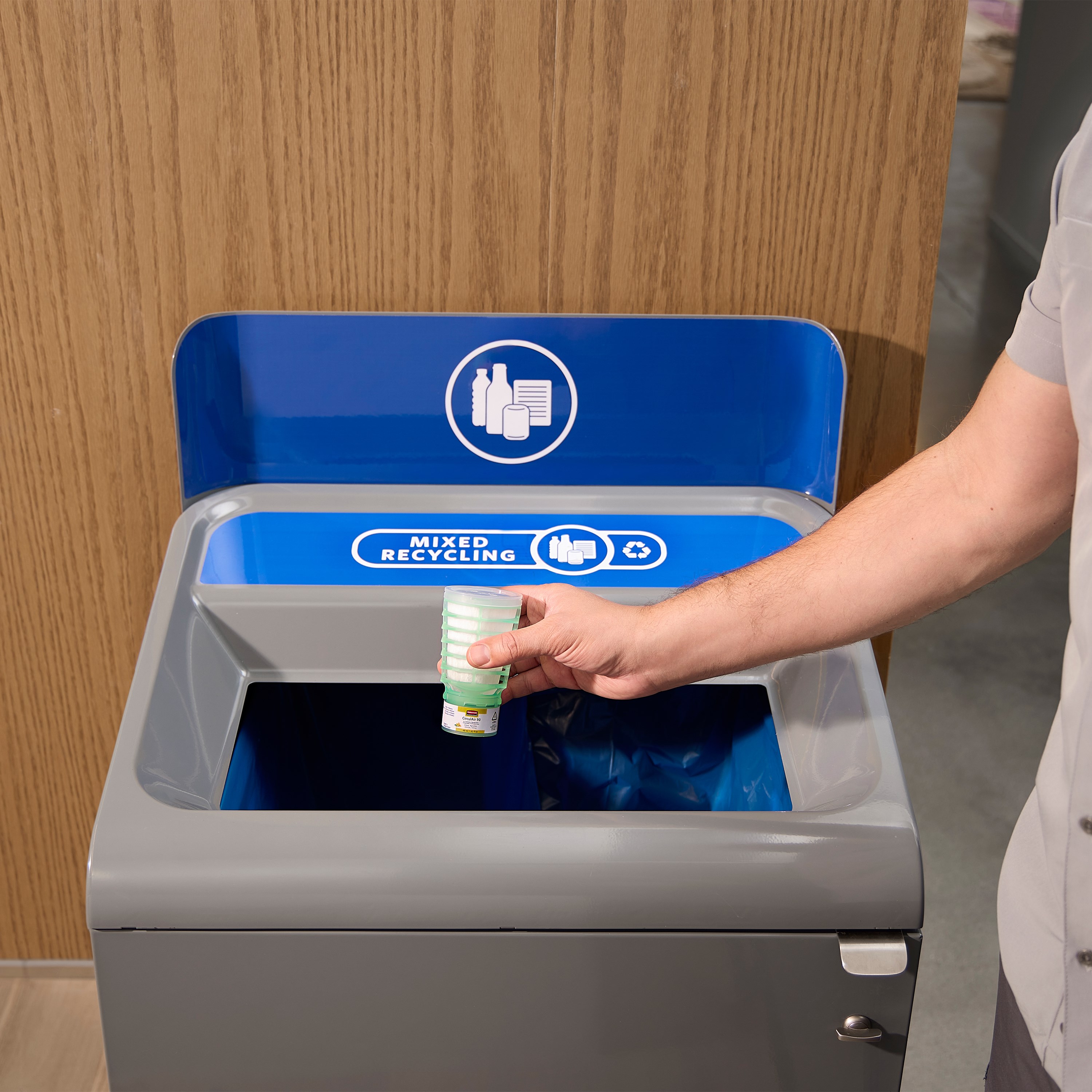 The Rubbermaid Commercial Products® CirculAir 90™ Relaxing Spa scent refill is engineered to deliver reliable air care performance with verified recyclability. Made from a single material, the refill is recyclable and requires no dismantling (EU, UK , NO, CH).