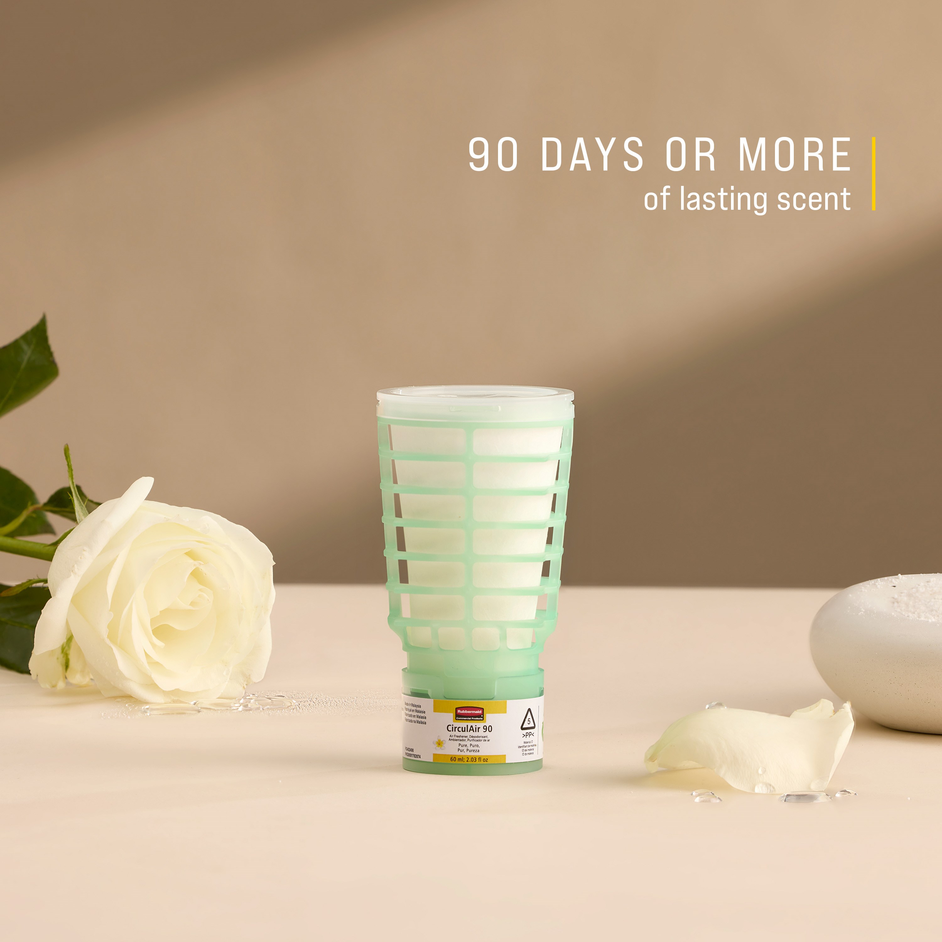 ラバーメイド・コマーシャル・プロダクツ® サーキュルエア90™ ピュア香りのリフィルは、信頼性の高い空気ケア性能と実証済みのリサイクル性を実現するよう設計されています。単一素材で作られた本リフィルは、リサイクル処理ラインにそのまま投入可能で、分解作業は不要です。