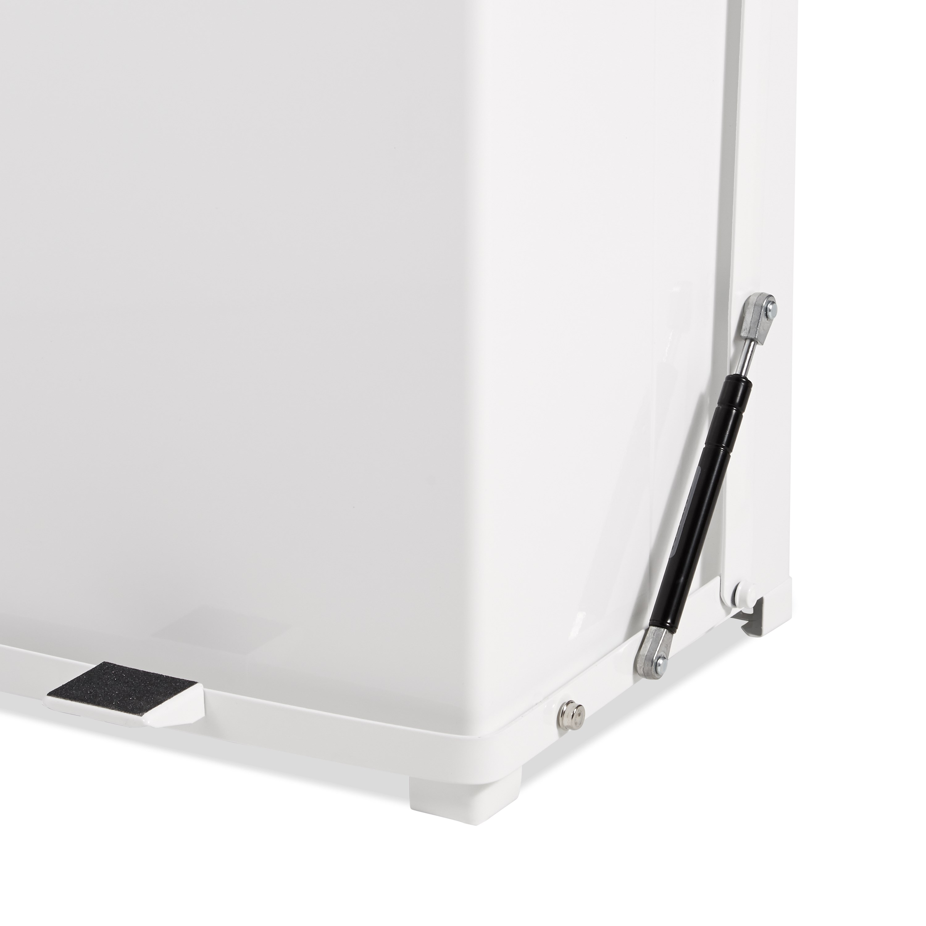 Engineered to close without a sound, the Silent Defenders® 40 Gallon FGQST40E Square Indoor Step-On Container is perfect for hospitals, doctor’s offices and other healthcare facilities.