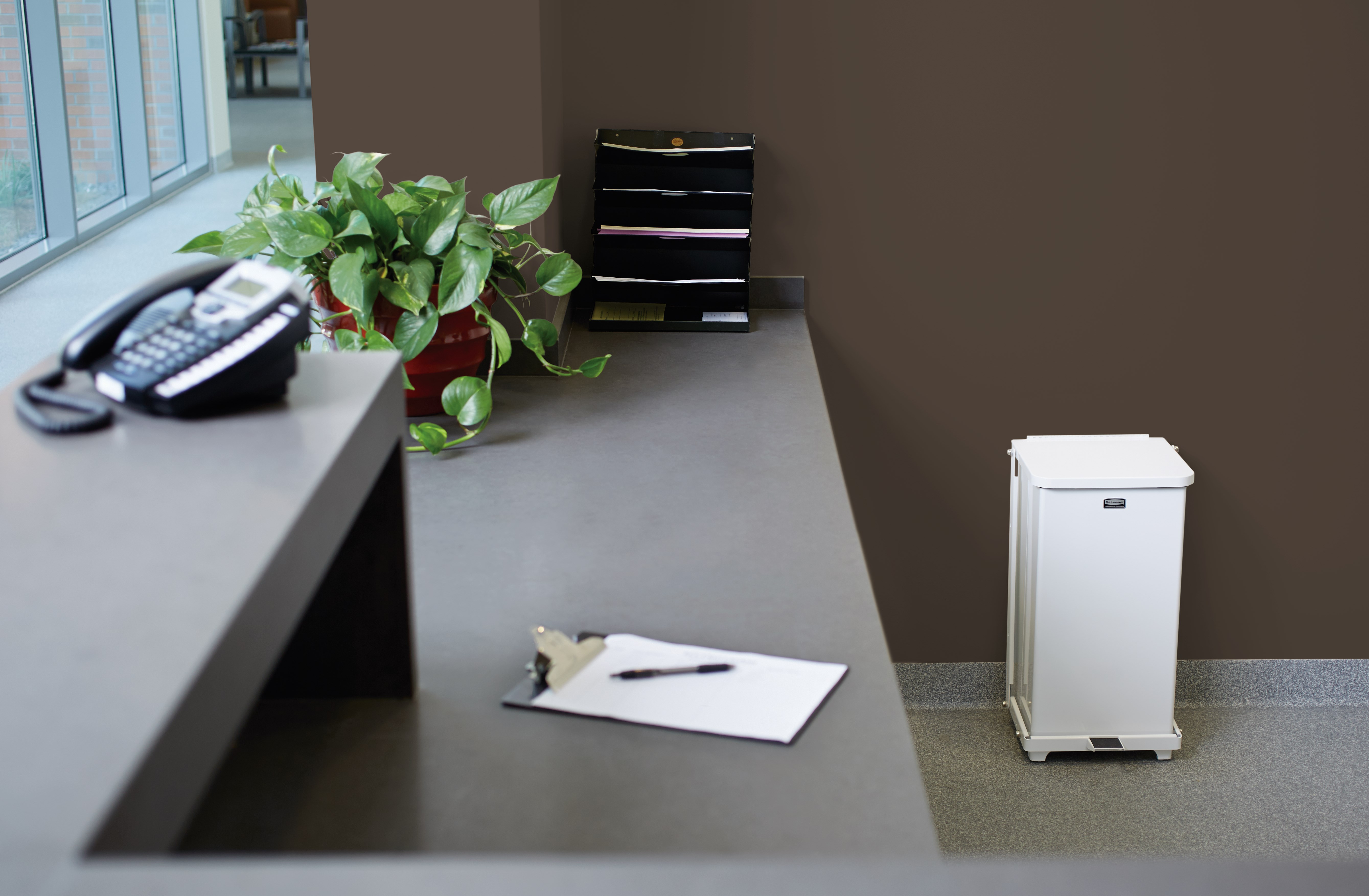 Engineered to close without a sound, the Silent Defenders® 6.5 Gallon FGQST12E Square Indoor Step-On Container is perfect for hospitals, doctor’s offices and other healthcare facilities.