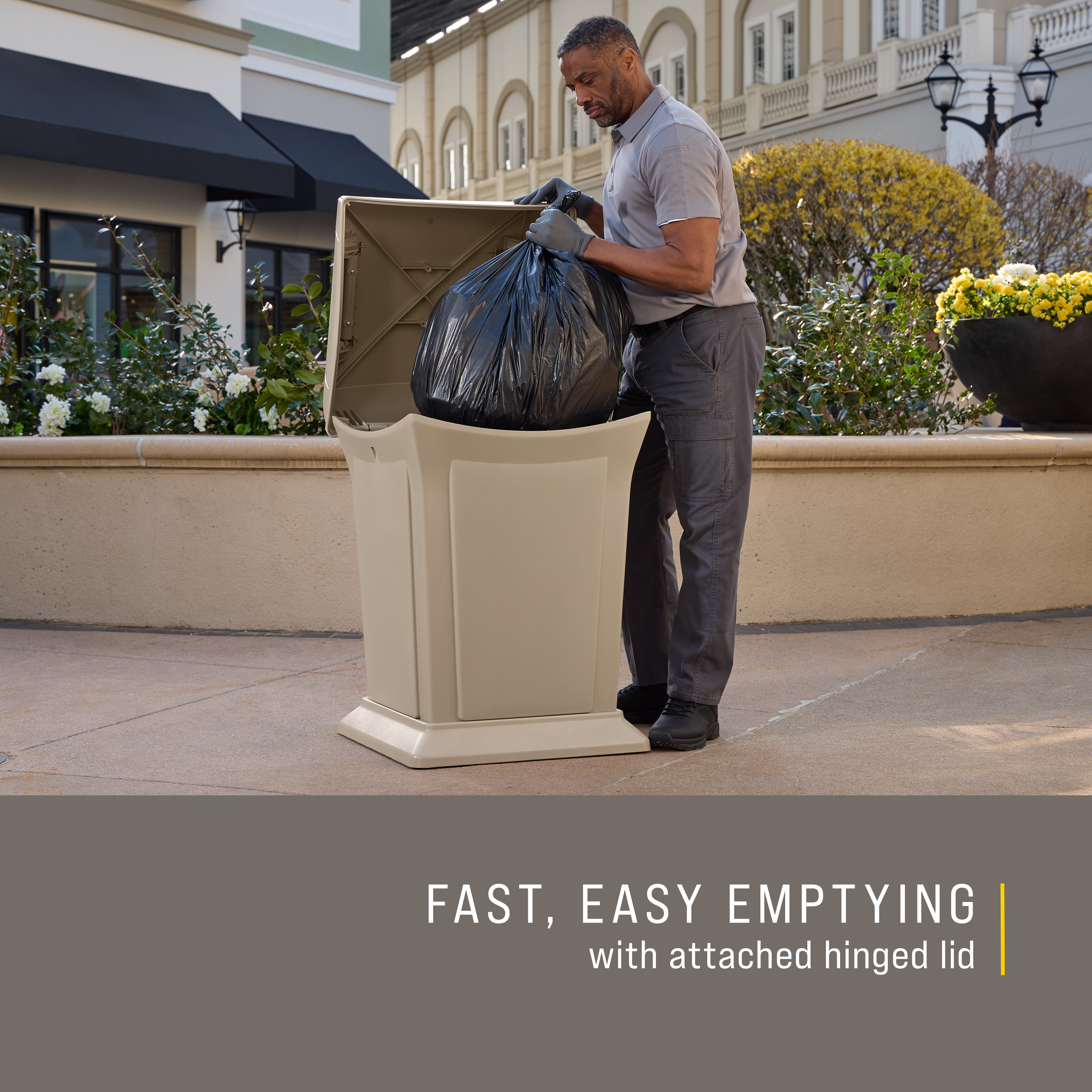 Le collecteur Rubbermaid Ranger® est une poubelle classique résistante, moderne et facile d’entretien.