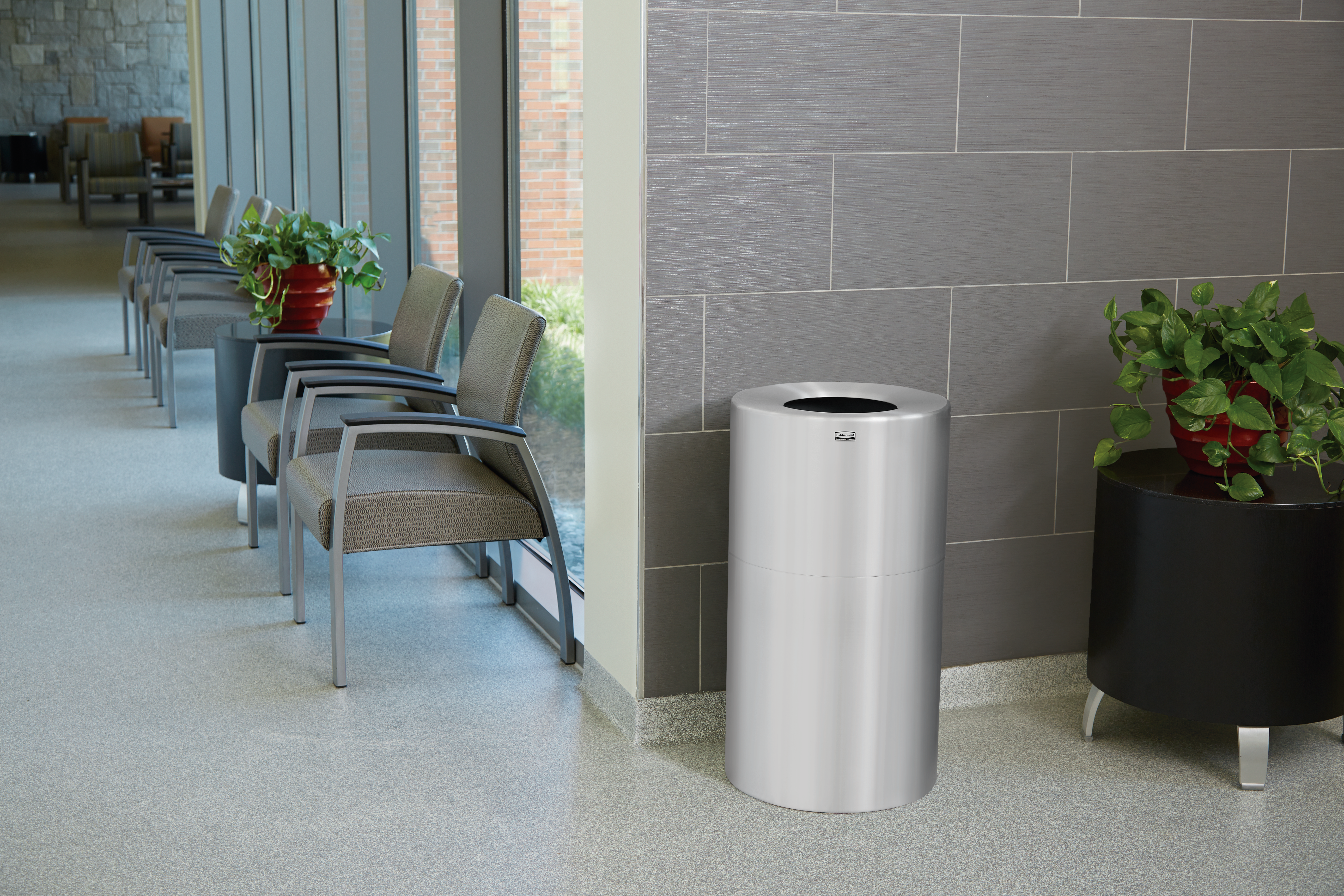 Aux lignes classiques et épurées, robuste et résistant à la corrosion, le collecteur d’intérieur décoratif de 132 L Atrium® FGAOT35 est ouvert en haut pour le vider plus facilement.