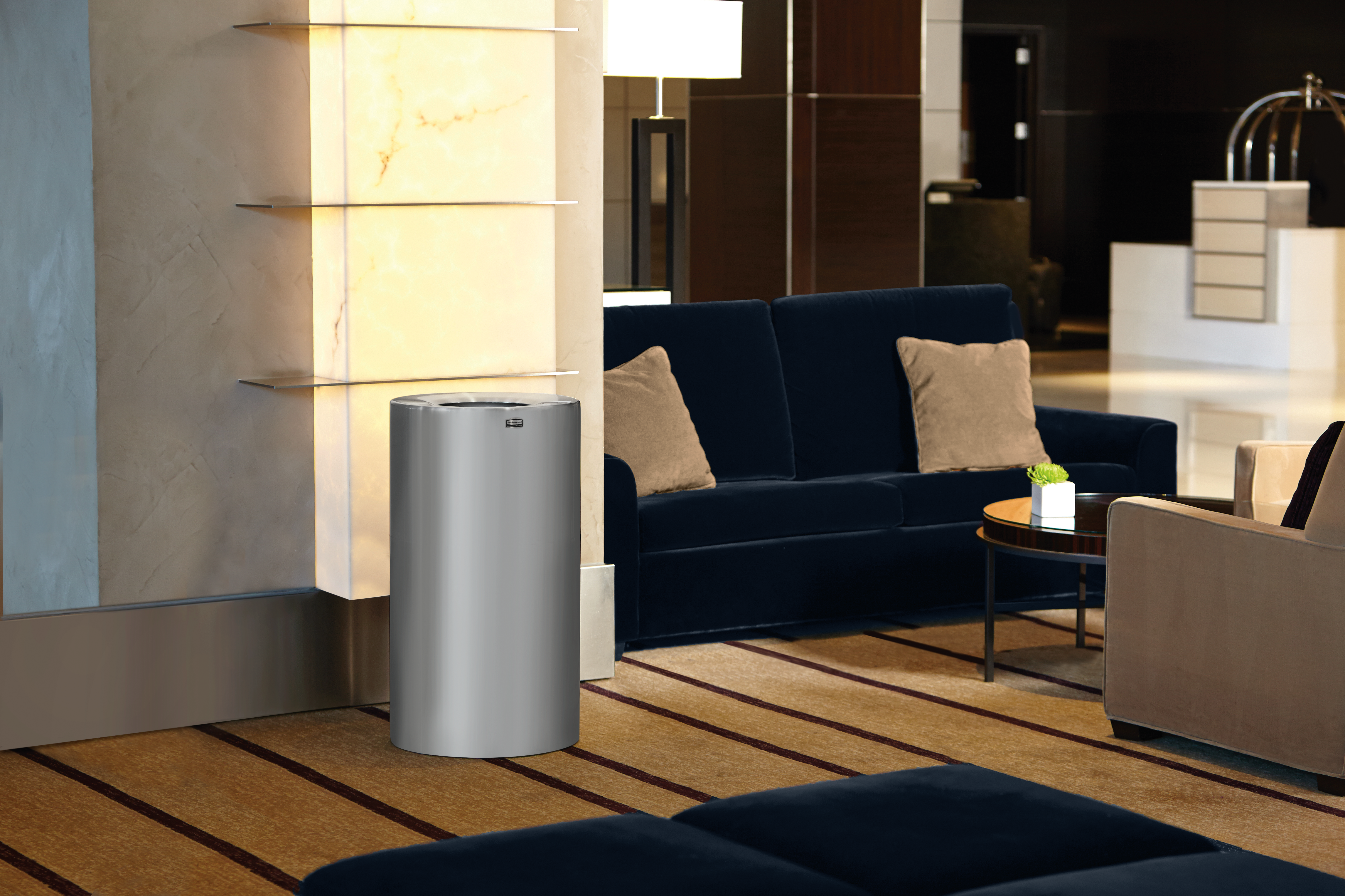 Aux lignes classiques et épurées, robuste et résistant à la corrosion, le collecteur d’intérieur décoratif de 132 L Atrium® FGAOT35 est ouvert en haut pour le vider plus facilement.