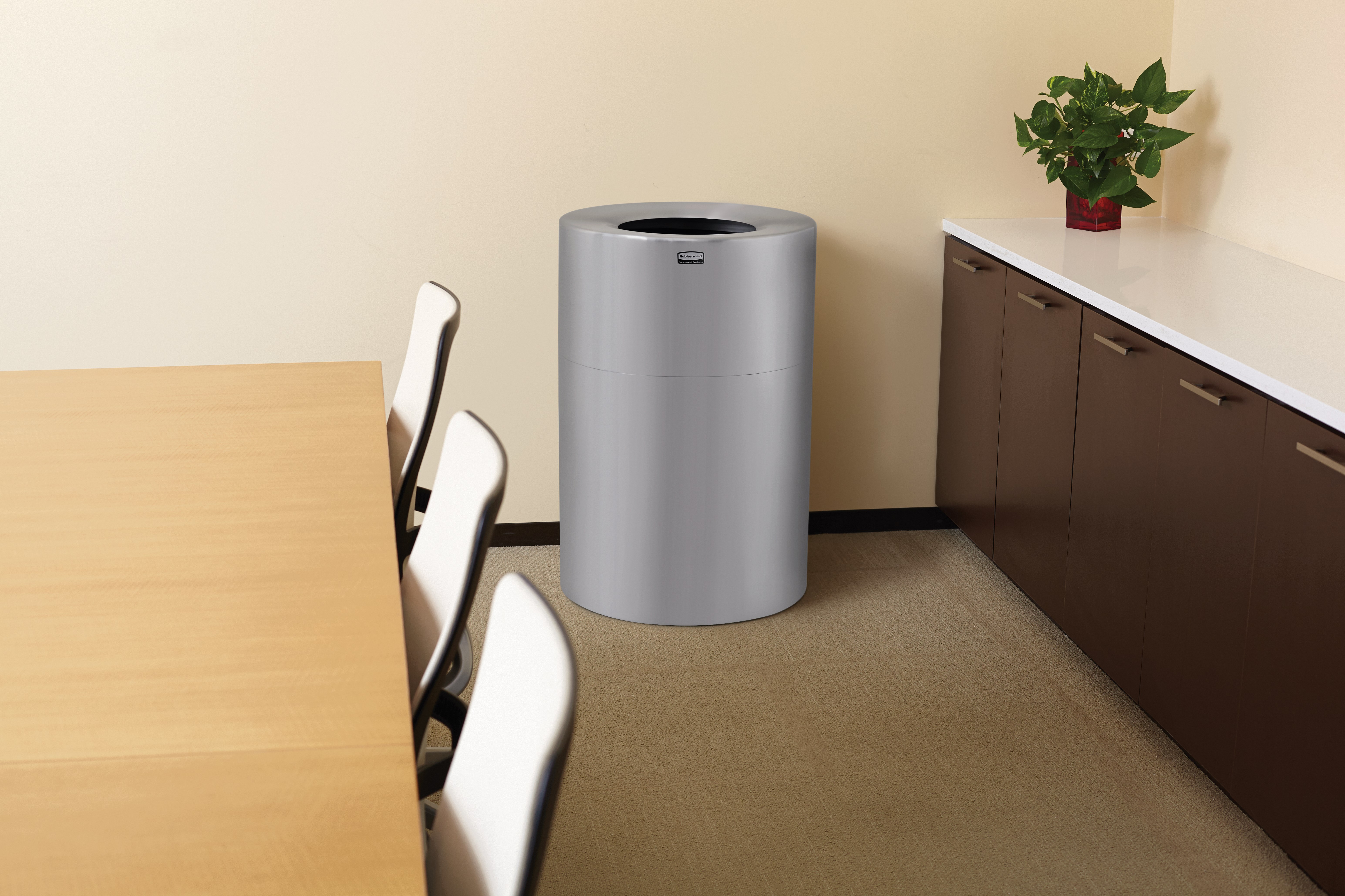 Durable and corrosion-resistant, Atrium® containers are designed to withstand daily use. Exterior surfaces are highly polished for a smooth and blemish-free appearance.