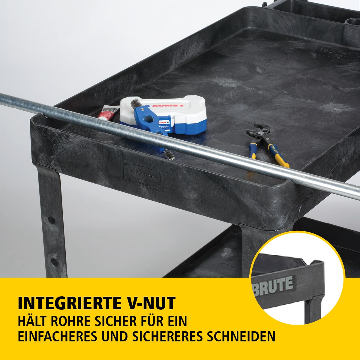Der BRUTE Heavy-Duty Mehrzweckwagen mit erhöhten Rändern transportiert Materialien und schwere Lasten sicher bis zu 226 kg – 340 kg (modellabhängig), mit Optionen für 2, 3 oder 4 Ebenen für zusätzliche Kapazität. Die erhöhten Ränder verhindern das Herunterfallen von Gegenständen, und der ergonomische Griff sorgt für einfache Handhabung. Die integrierte V-Nut hält Rohre sicher beim Schneiden.