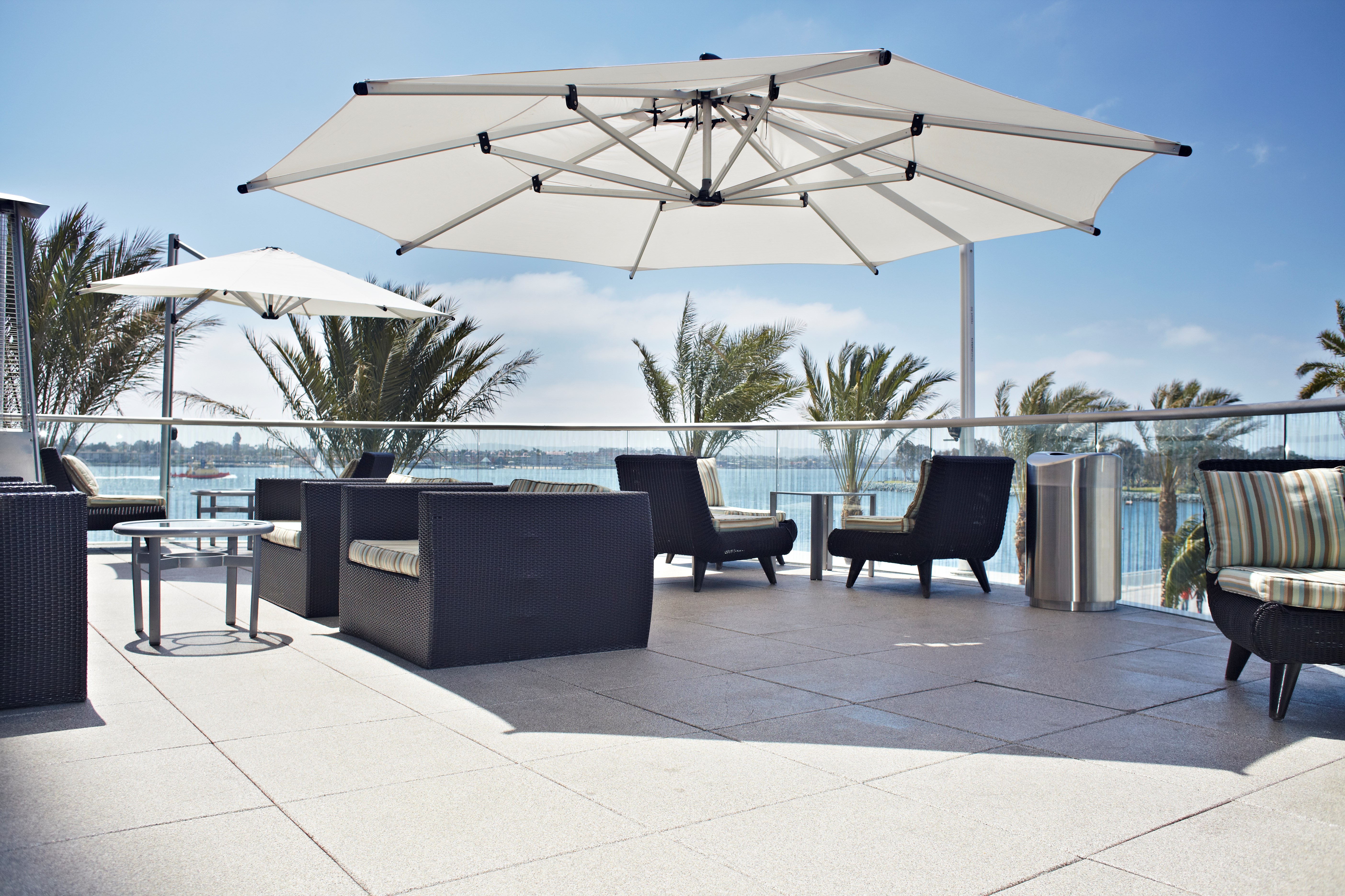 現代的な外観と長持ちする耐久性を兼ね備えたエクリプスごみ受けは、新鮮で機能的なデザインです。