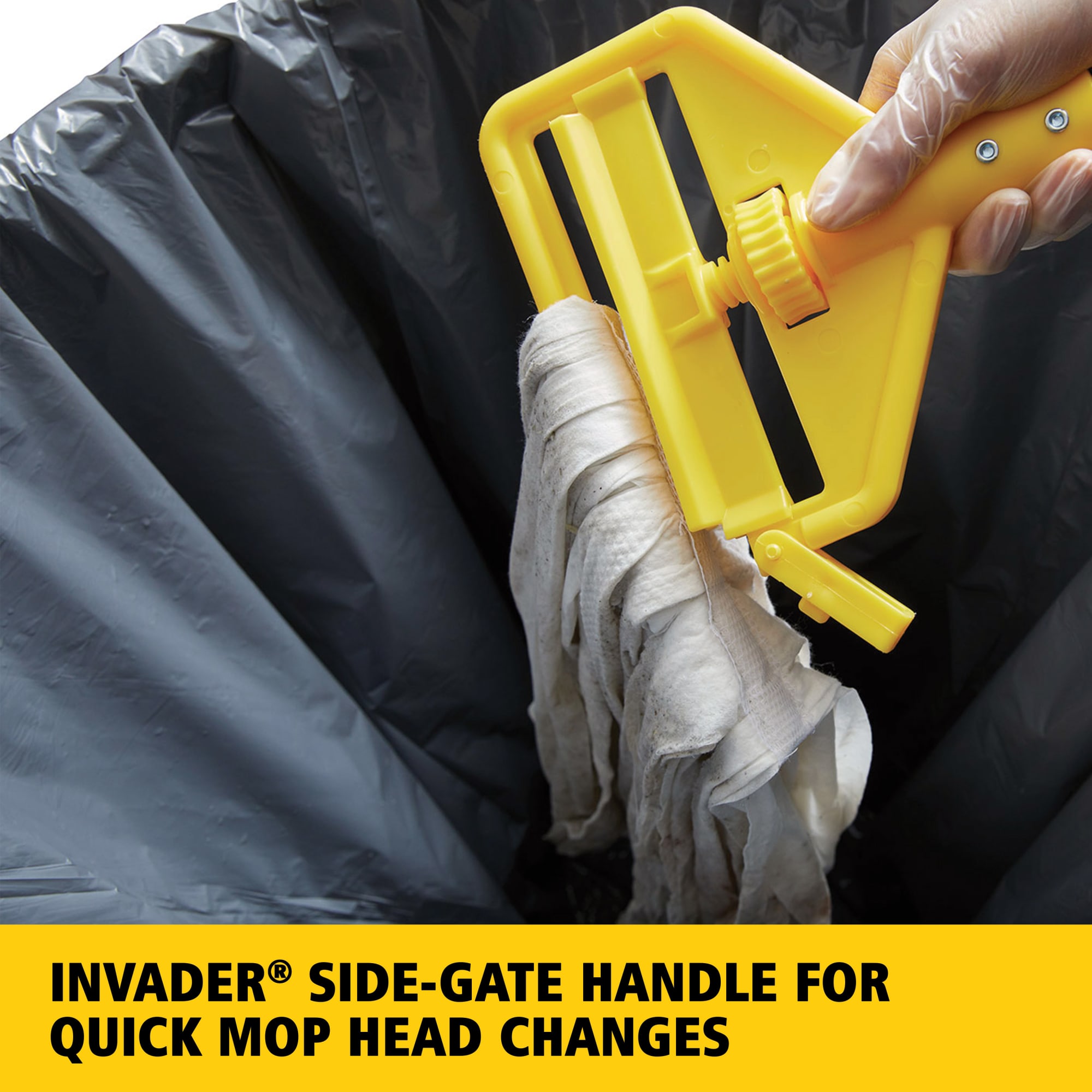 La rueda para el pulgar del mango Invader® con sujeción lateral agarra la fregona firmemente. Para su uso exclusivamente con fregonas con tira de 2,5 cm.