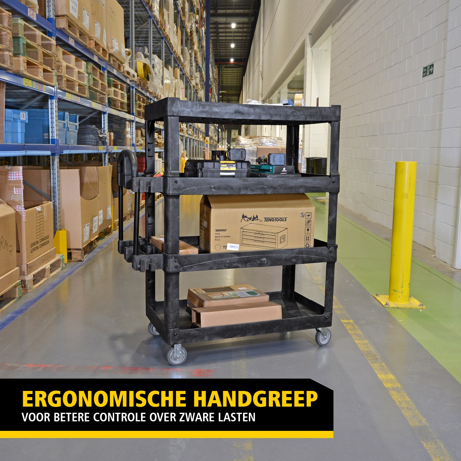 De BRUTE heavy-duty utility cart met opstaande randen transporteert materialen en zware lasten veilig tot 226 kg – 340 kg (afhankelijk van het model), met opties voor 2, 3 of 4 legplanken. De opstaande randen voorkomen dat items vallen en de ergonomische handgreep zorgt voor eenvoudige manoeuvreerbaarheid. De geïntegreerde V-groef houdt buizen veilig tijdens het snijden.