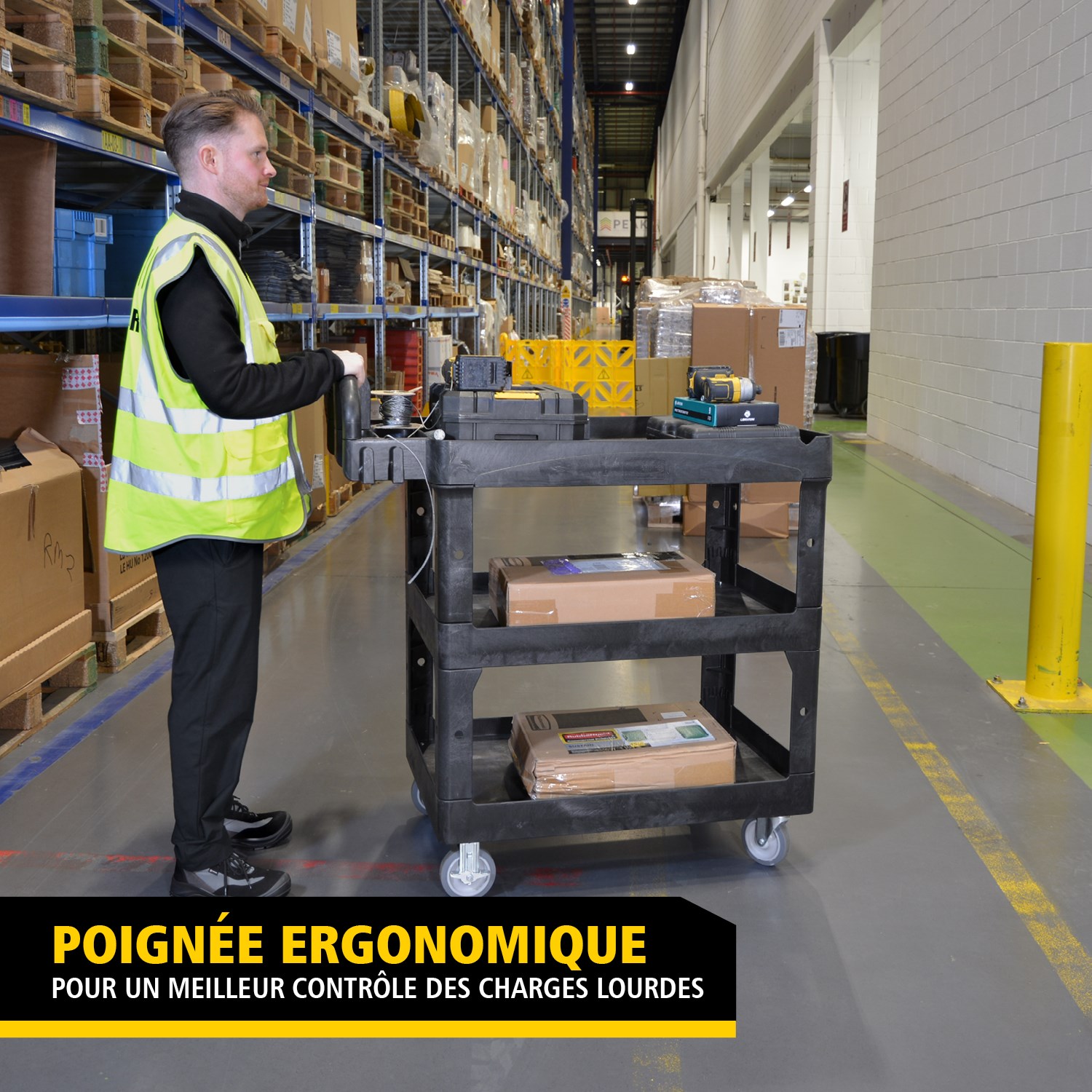 Les chariots utilitaires BRUTE Heavy-Duty avec étagères à rebords transportent en toute sécurité matériaux, fournitures et charges lourdes jusqu’à 226 kg – 340 kg (selon le modèle), avec options de 2, 3 ou 4 étagères pour une capacité accrue. Les étagères à rebords empêchent les objets de tomber et les chariots sont équipés d’une poignée ergonomique premium pour une excellente maniabilité ainsi que d’une encoche en V intégrée pour maintenir les tuyaux en toute sécurité lors de la découpe.