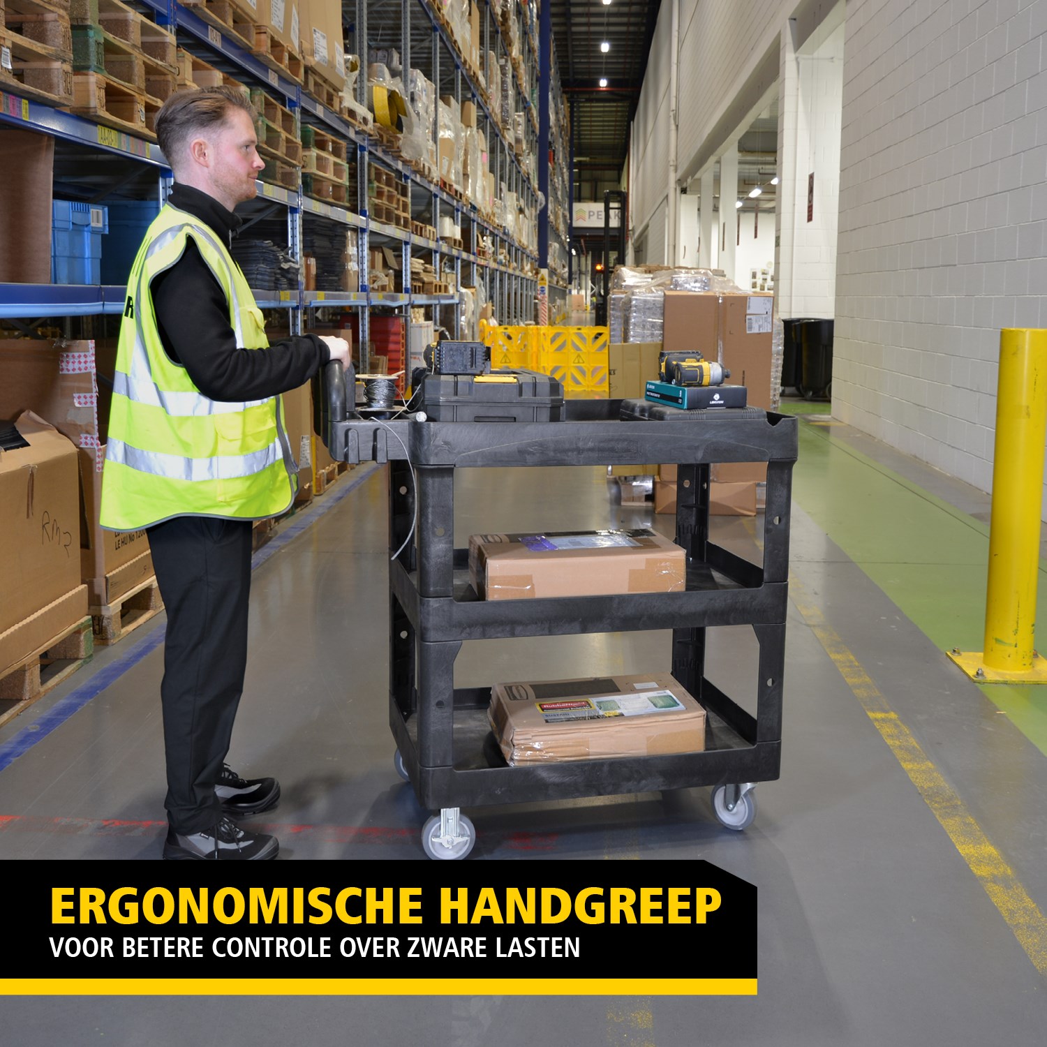 De BRUTE heavy-duty utility cart met opstaande randen transporteert materialen en zware lasten veilig tot 226 kg – 340 kg (afhankelijk van het model), met opties voor 2, 3 of 4 legplanken. De opstaande randen voorkomen dat items vallen en de ergonomische handgreep zorgt voor eenvoudige manoeuvreerbaarheid. De geïntegreerde V-groef houdt buizen veilig tijdens het snijden.