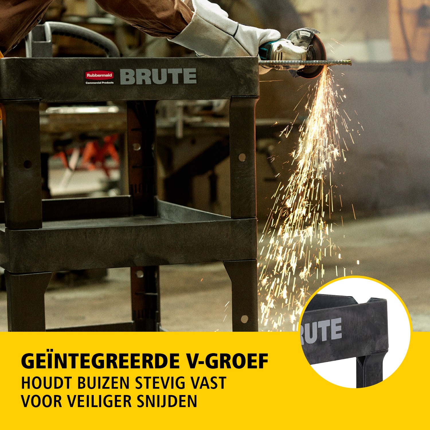 De BRUTE heavy-duty utility cart met opstaande randen transporteert materialen en zware lasten veilig tot 226 kg – 340 kg (afhankelijk van het model), met opties voor 2, 3 of 4 legplanken. De opstaande randen voorkomen dat items vallen en de ergonomische handgreep zorgt voor eenvoudige manoeuvreerbaarheid. De geïntegreerde V-groef houdt buizen veilig tijdens het snijden.
