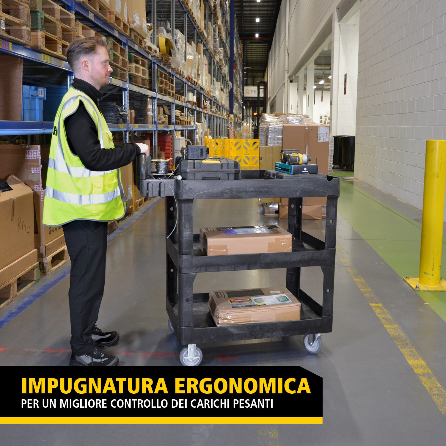 Il carrello utility BRUTE Heavy-Duty con ripiani bordati trasporta materiali e carichi pesanti in sicurezza fino a 226 kg – 340 kg (a seconda del modello), con opzioni a 2, 3 o 4 ripiani. I bordi impediscono la caduta degli oggetti e la maniglia ergonomica facilita la manovrabilità. La scanalatura a V integrata mantiene i tubi stabili durante il taglio.
