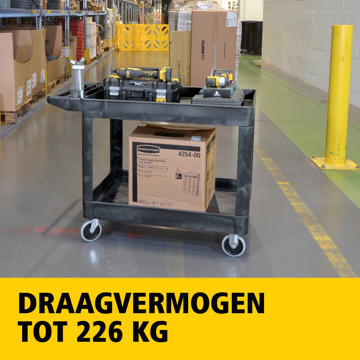 De heavy-duty utility cart met opstaande randen transporteert materialen en zware lasten veilig tot 226 kg. De opstaande randen voorkomen dat items van de wagen vallen.