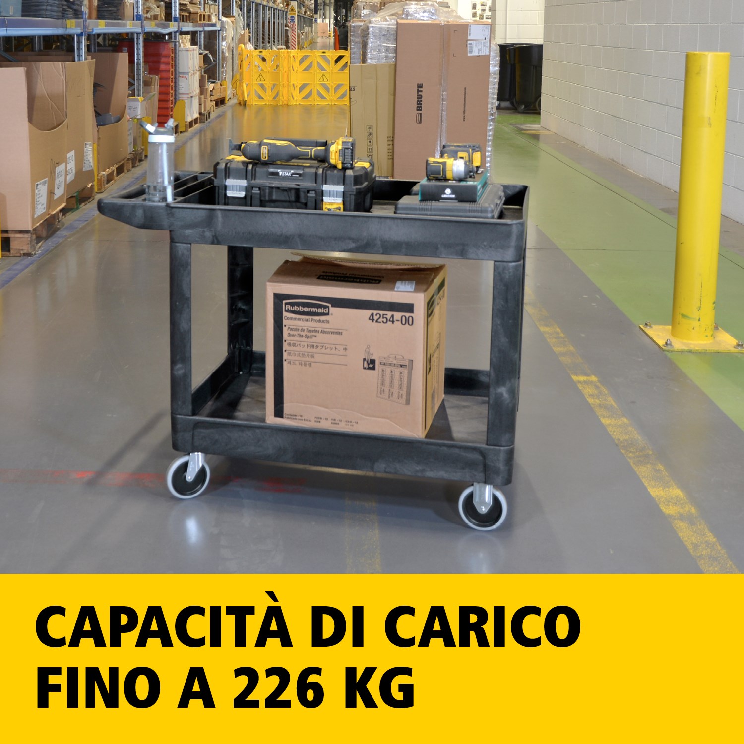 Il carrello utility Heavy-Duty con ripiani bordati trasporta materiali e carichi pesanti in sicurezza fino a 226 kg. I bordi impediscono la caduta degli oggetti.