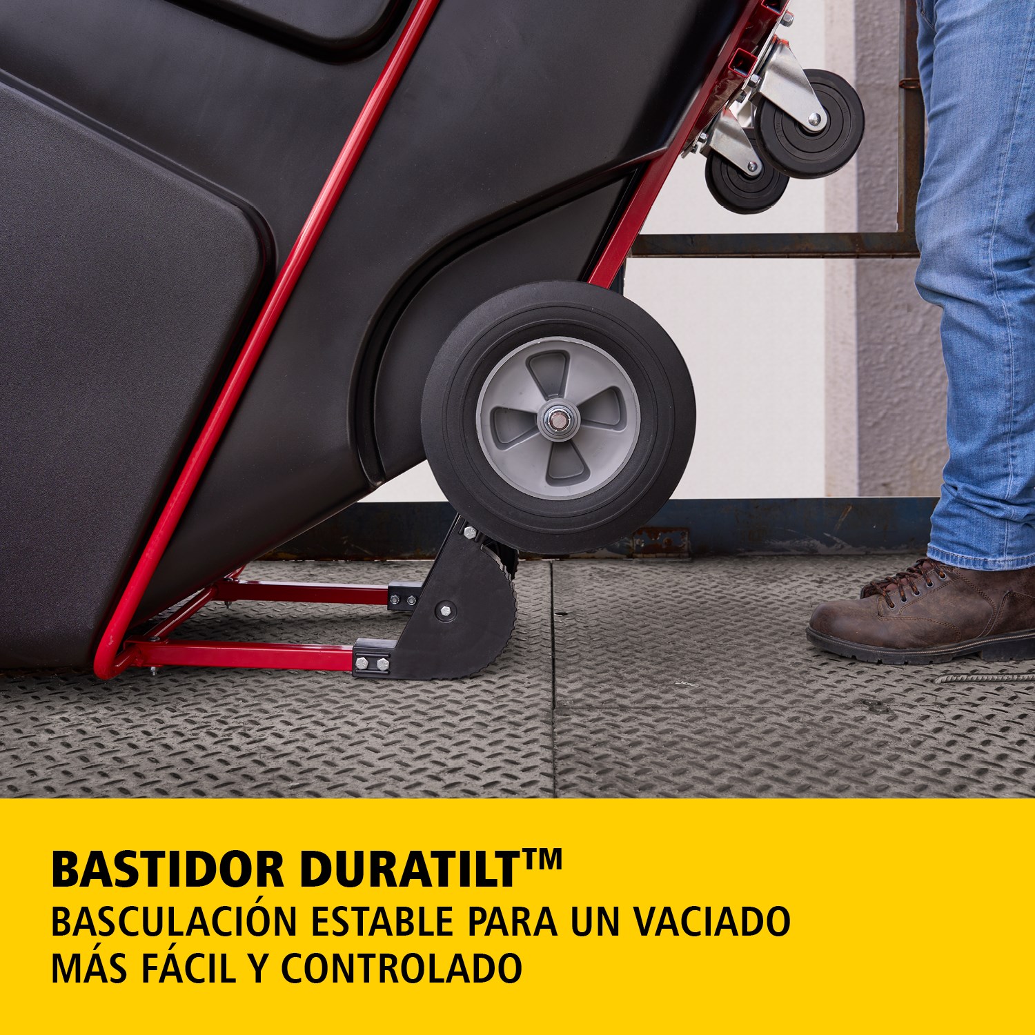 El carro basculante BRUTE cuenta con una construcción de resistencia industrial y transporta cargas de hasta 385 kg – 952 kg (según el modelo). El sistema DuraTilt™ permite el vaciado controlado por una sola persona y las esquinas reforzadas ayudan a evitar arañazos y transferencias de pintura al suelo.