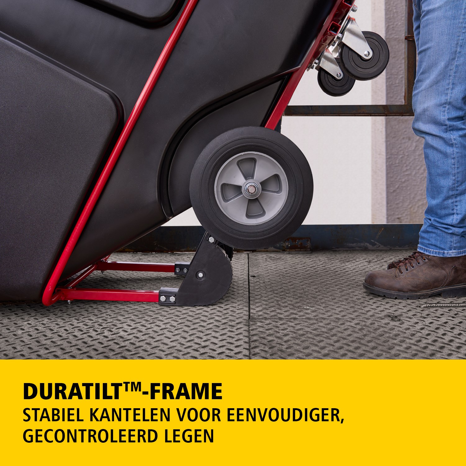 De BRUTE kiepwagen heeft een industriële constructie en transporteert zware lasten tot 385 kg – 952 kg (afhankelijk van het model). Het DuraTilt™-frame maakt gecontroleerd legen door één persoon mogelijk en versterkte hoeken helpen slijtage en verfafgifte te voorkomen.