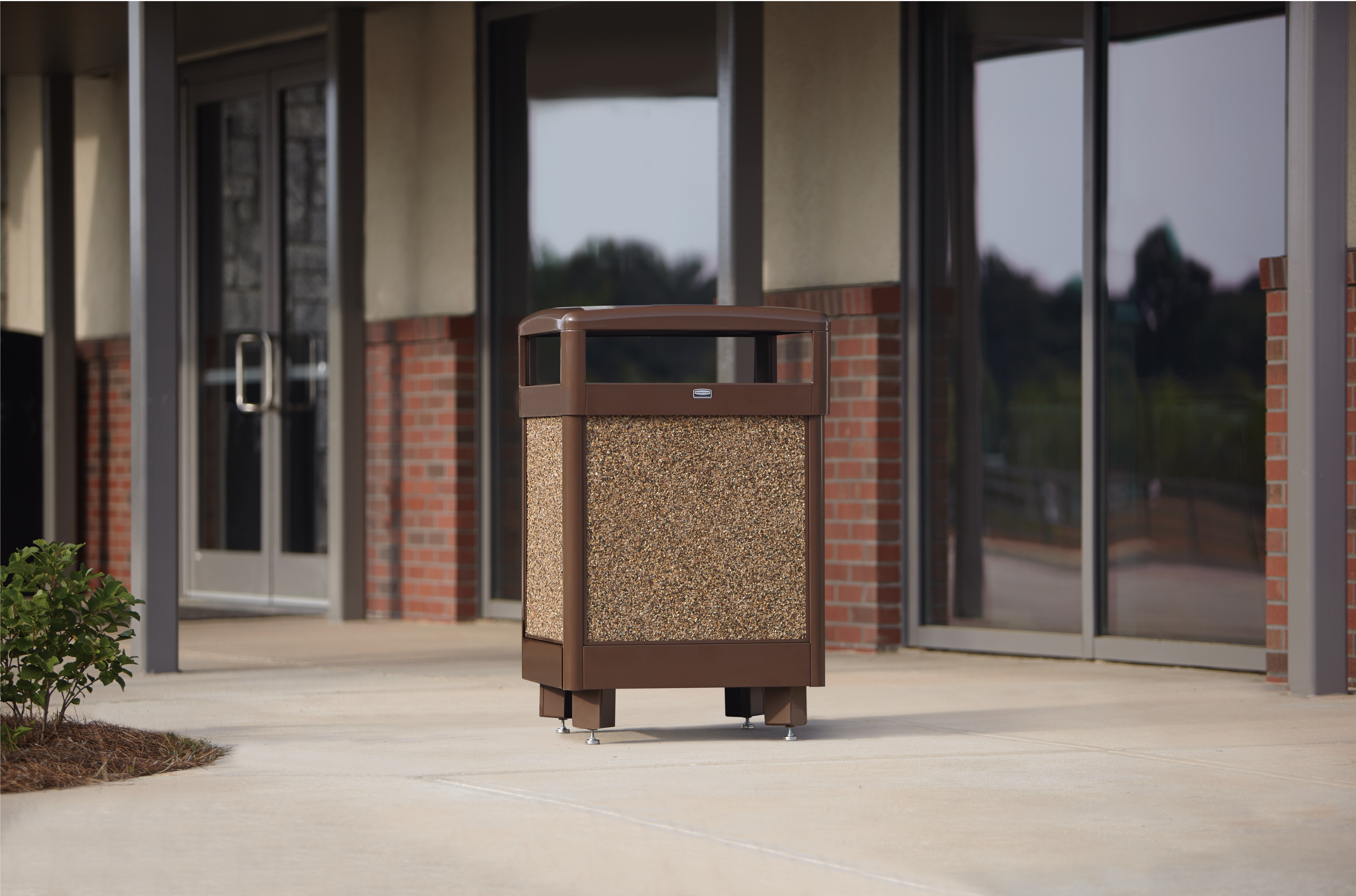 The Aspen container’s stone panels help it naturally blend into any outdoor environment. The heavy-gauge steel construction is designed to withstand harsh weather conditions to provide years of reliable outdoor service.
