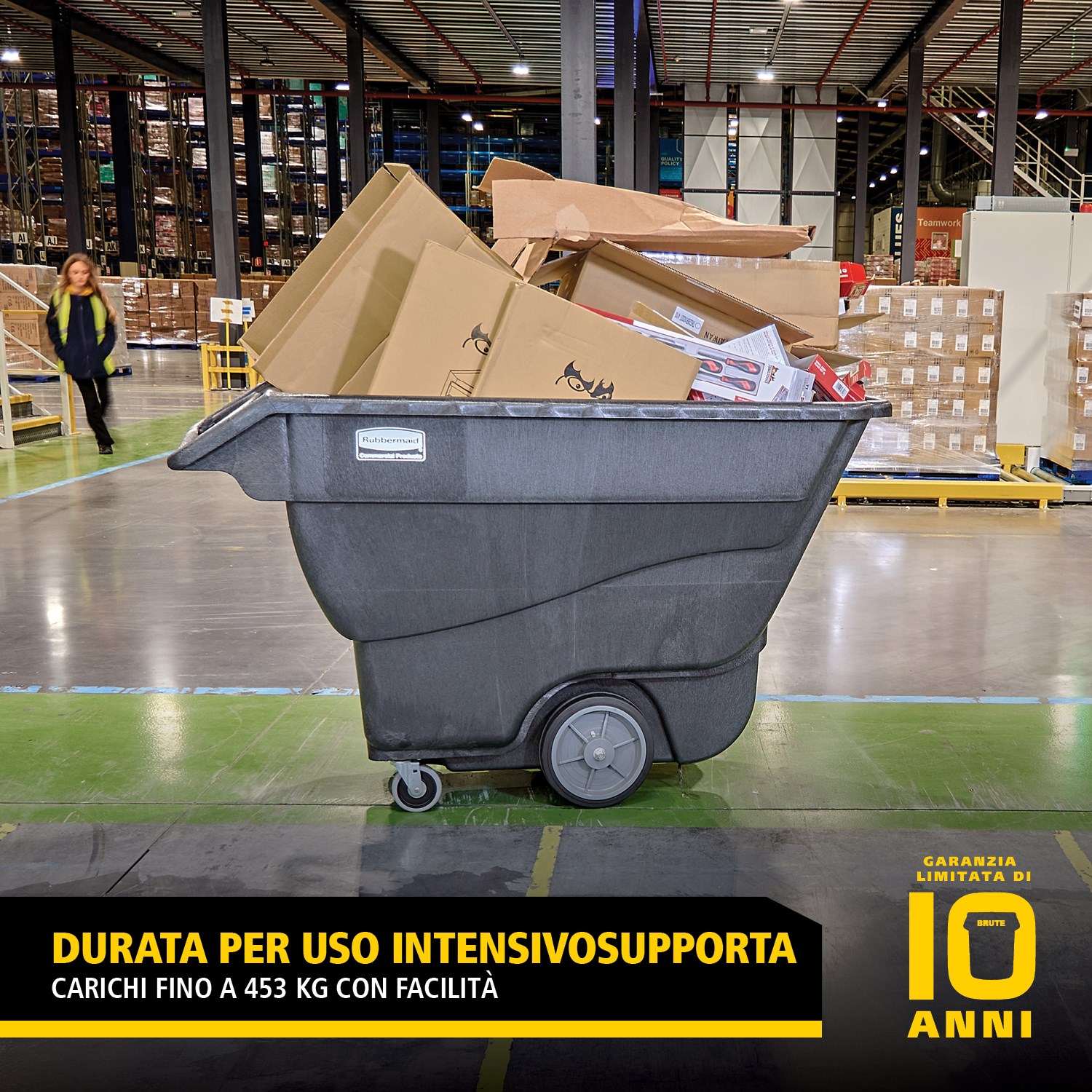 Il carrello basculante Rubbermaid Commercial è ideale per la raccolta, il trasporto e lo smaltimento dei rifiuti e per la movimentazione dei materiali in qualsiasi ambiente.