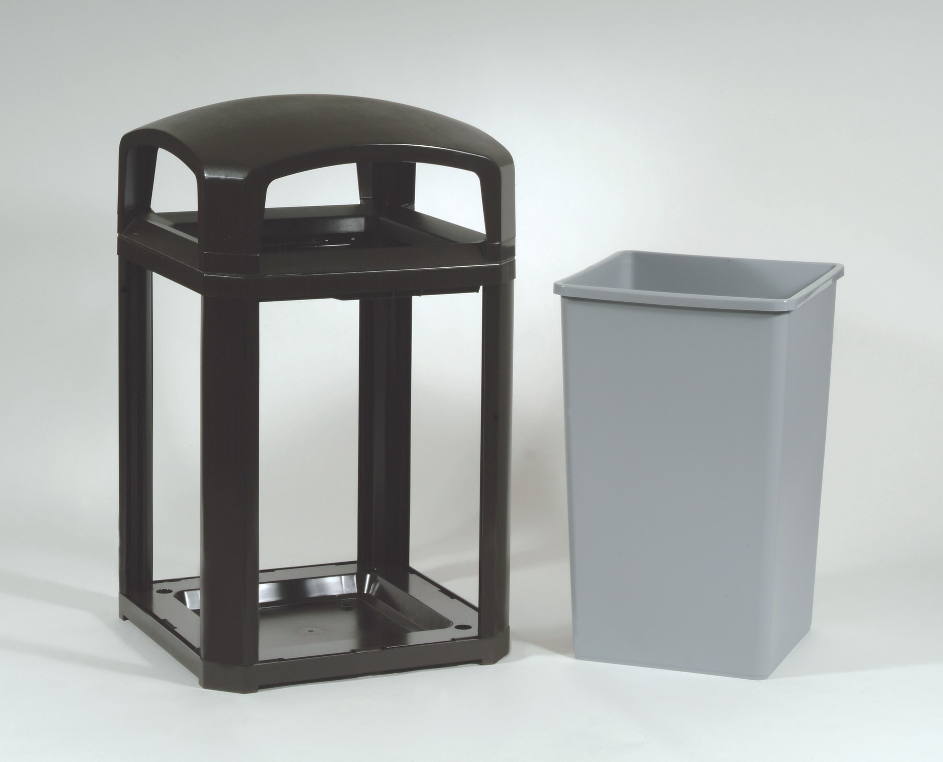 The Landmark Series® Classic Container has a dome frame, lock option and comes with a rigid liner. It is an ideal solution for high-volume outdoor waste collection with the addition of locking capability for added security.