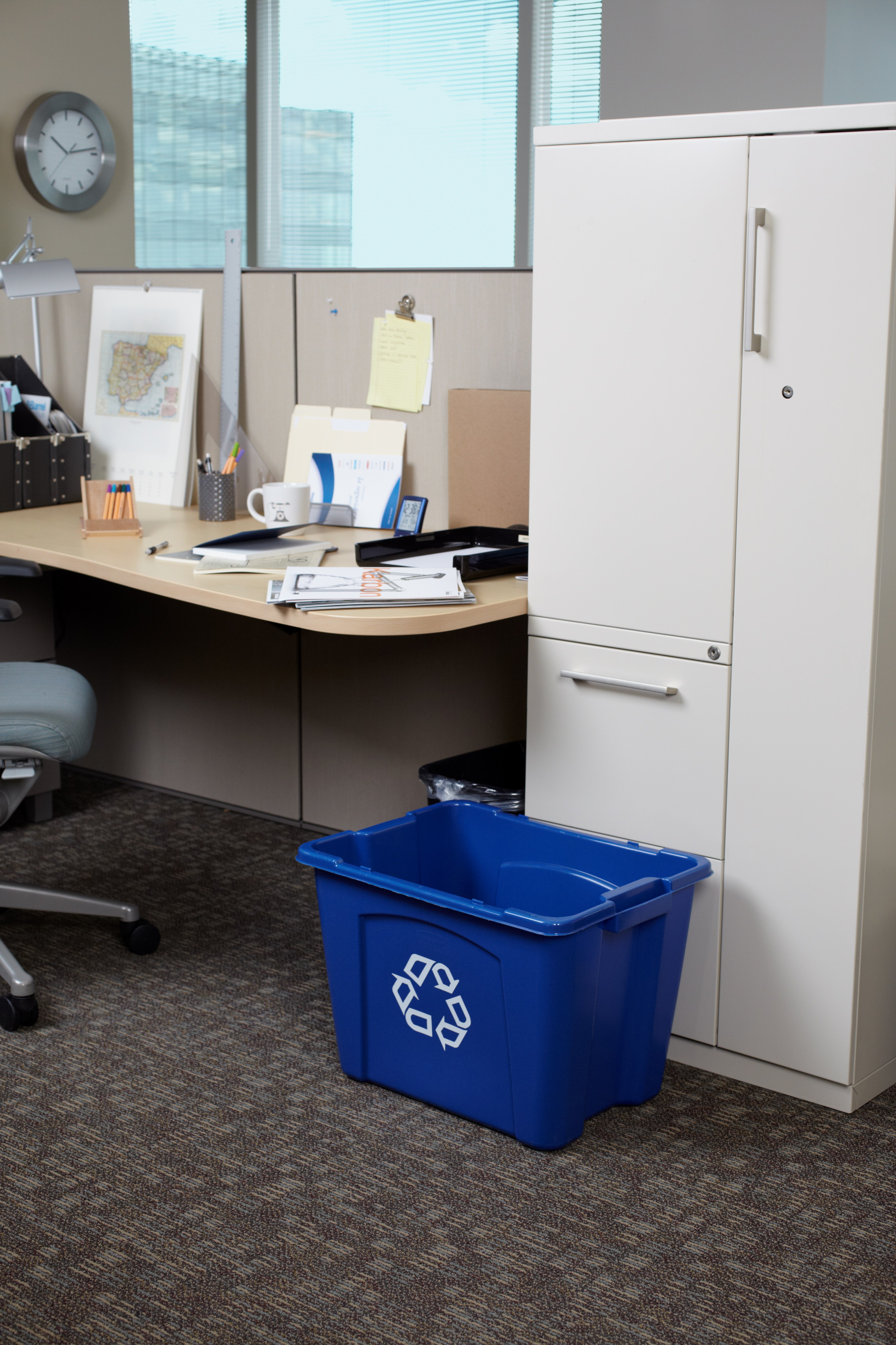 Thùng tái chế thương mại Rubbermaid được làm từ nhựa tái chế sau tiêu dùng để sử dụng cho mục đích tái chế thương mại.