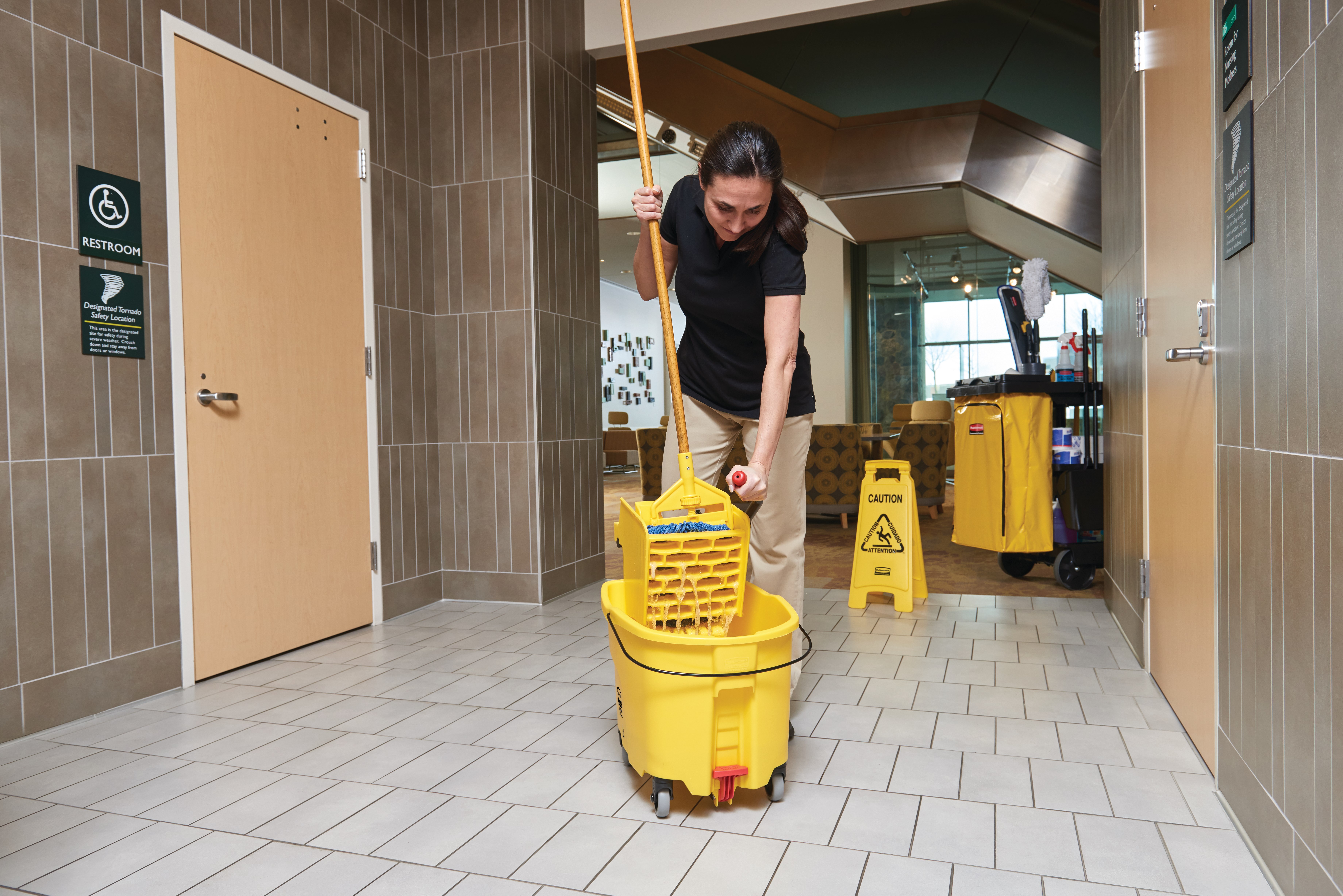 Với những tính năng vượt trội hơn so với xô lau nhà truyền thống, thế hệ WaveBrake® mới giúp lau sàn nhà dễ dàng hơn, an toàn hơn mà không ảnh hưởng đến chất lượng và độ bền.