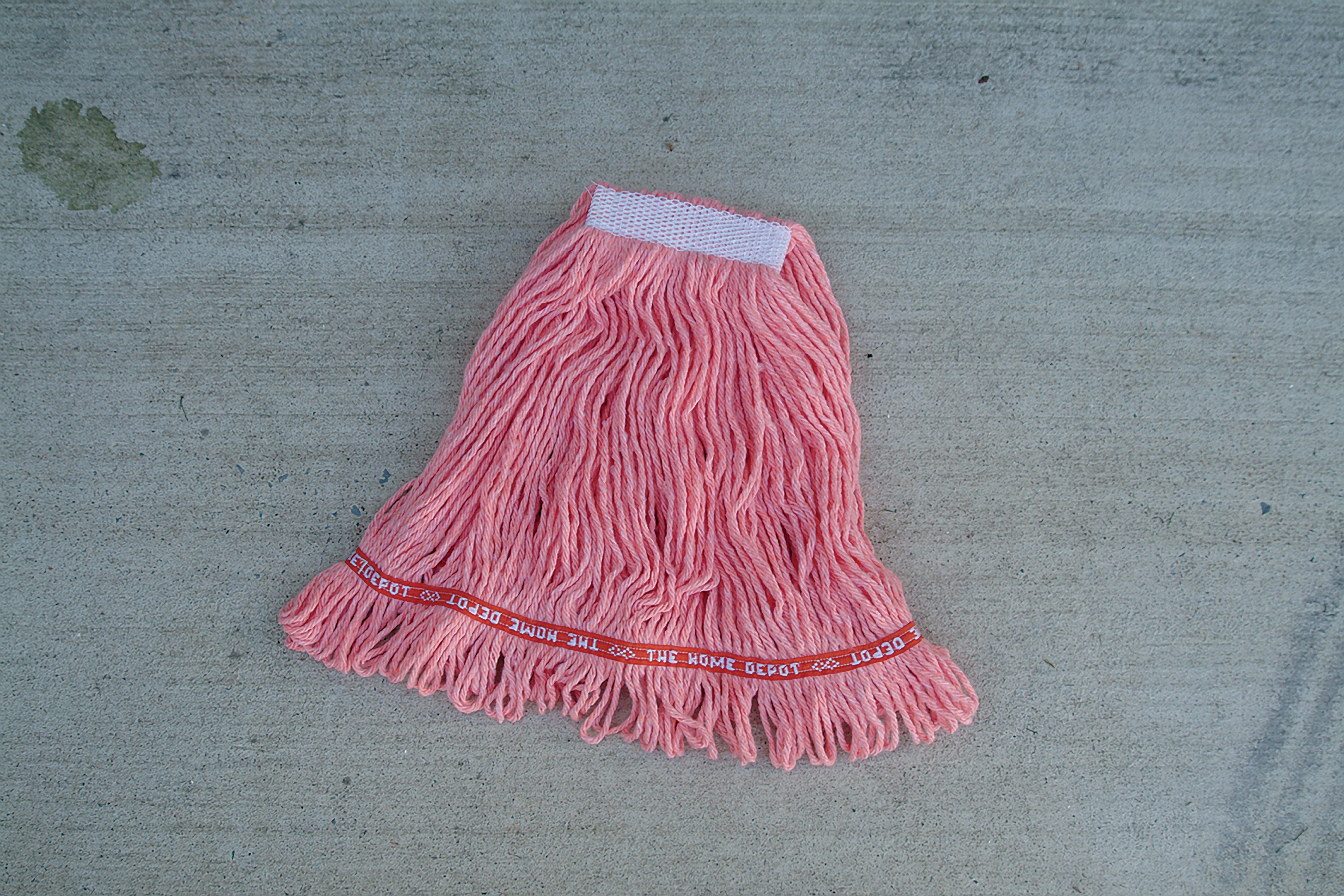 Web Foot® Blend Shrinkless Mop is made from a balanced 4-ply blend of cotton and synthetic yarn for high absorbency that is ideal for general purpose mopping.