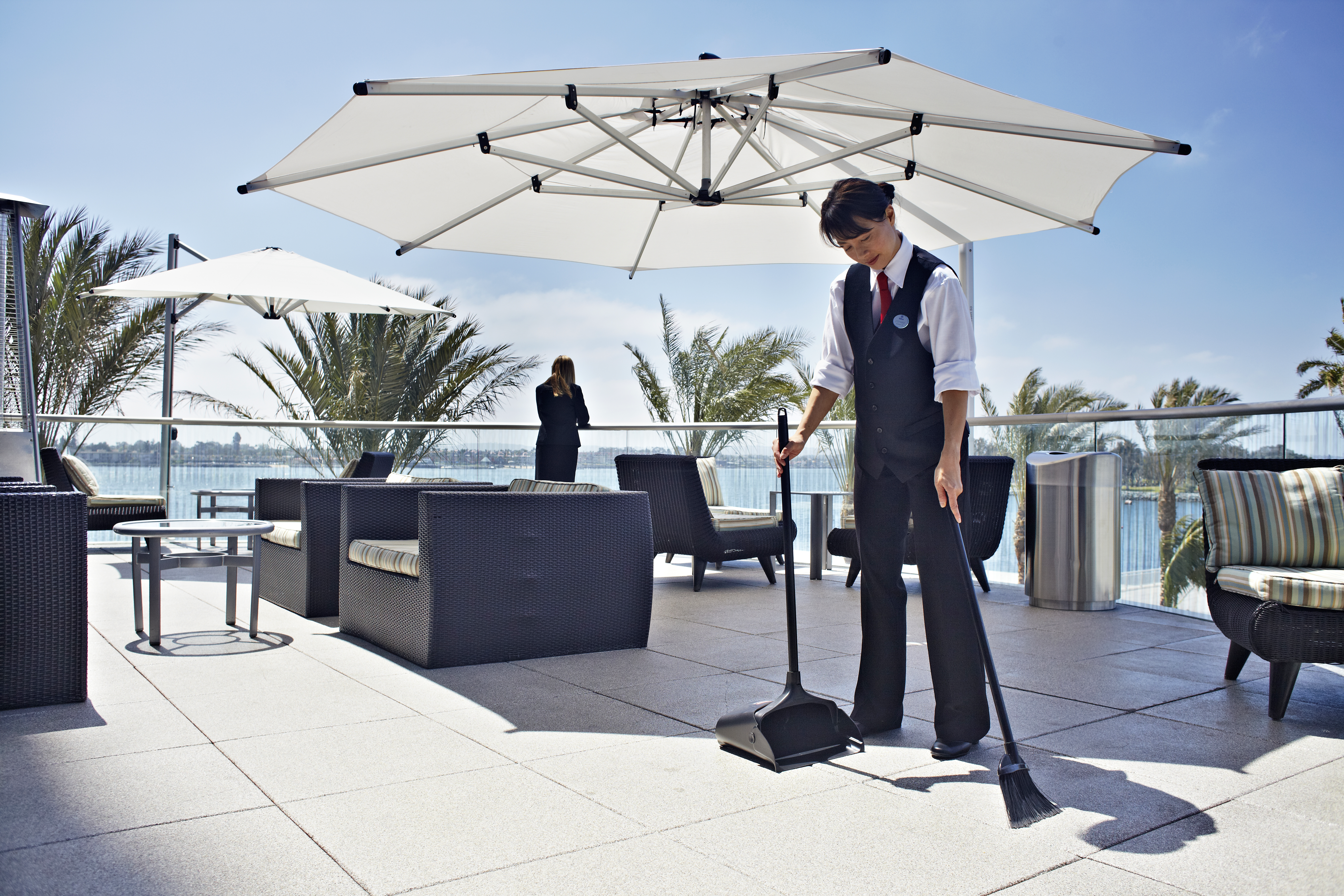 The Rubbermaid Commercial Executive Lobby Pro® Dust Pan is ideal for Shopping Centres, restaurants, Reception Areas, and more.