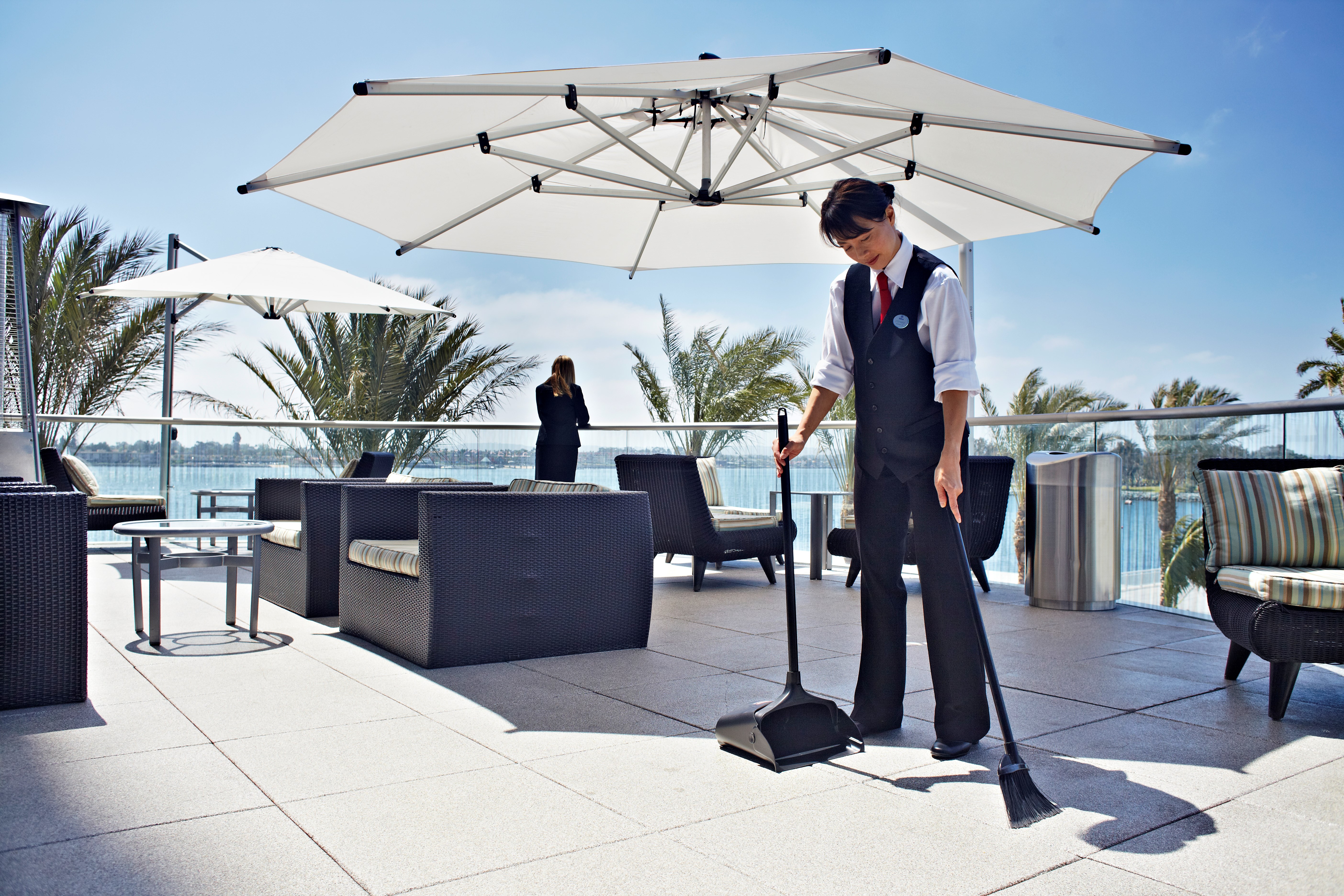 Rubbermaid Commercial Executive Lobby Pro®ダストパンは、ショッピングモールやレストラン、ロビーなどに最適です。