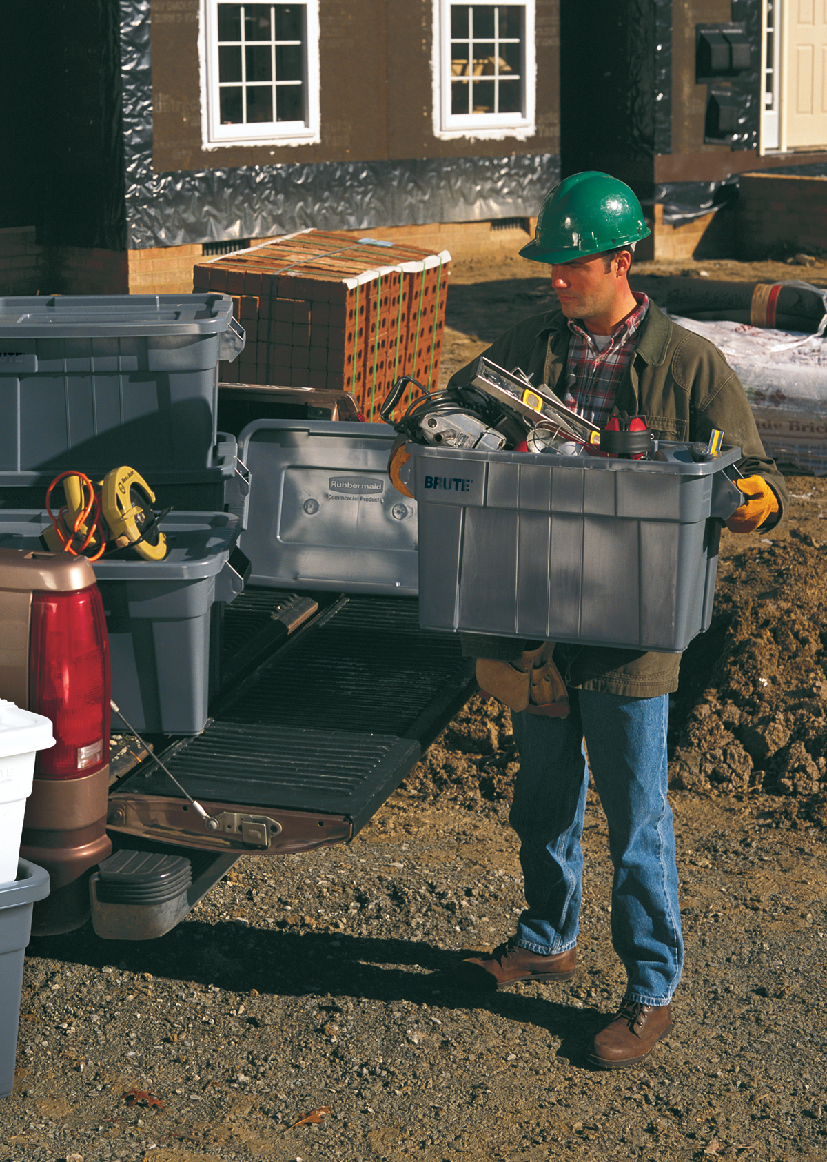 The Rubbermaid Commercial BRUTE® Tote Storage Bin with Lid is a heavy-duty storage container. Ideal for the food service industry, these plastic food storage containers are NSF-certified for use in food handling and processing.