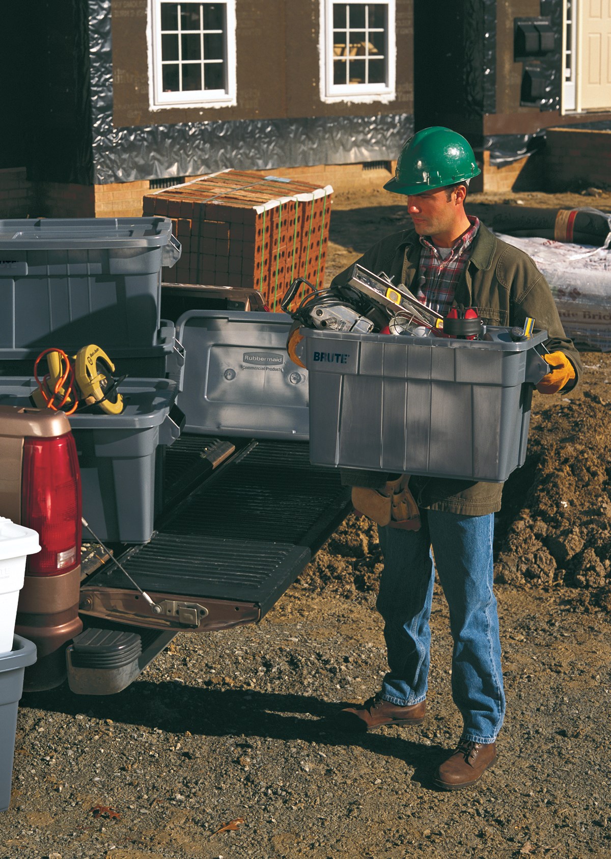 The BRUTE® Tote Storage Bin with Lid is a heavy-duty storage container. Ideal for the food service industry, these plastic food storage containers are NSF-certified for use in food handling and processing.