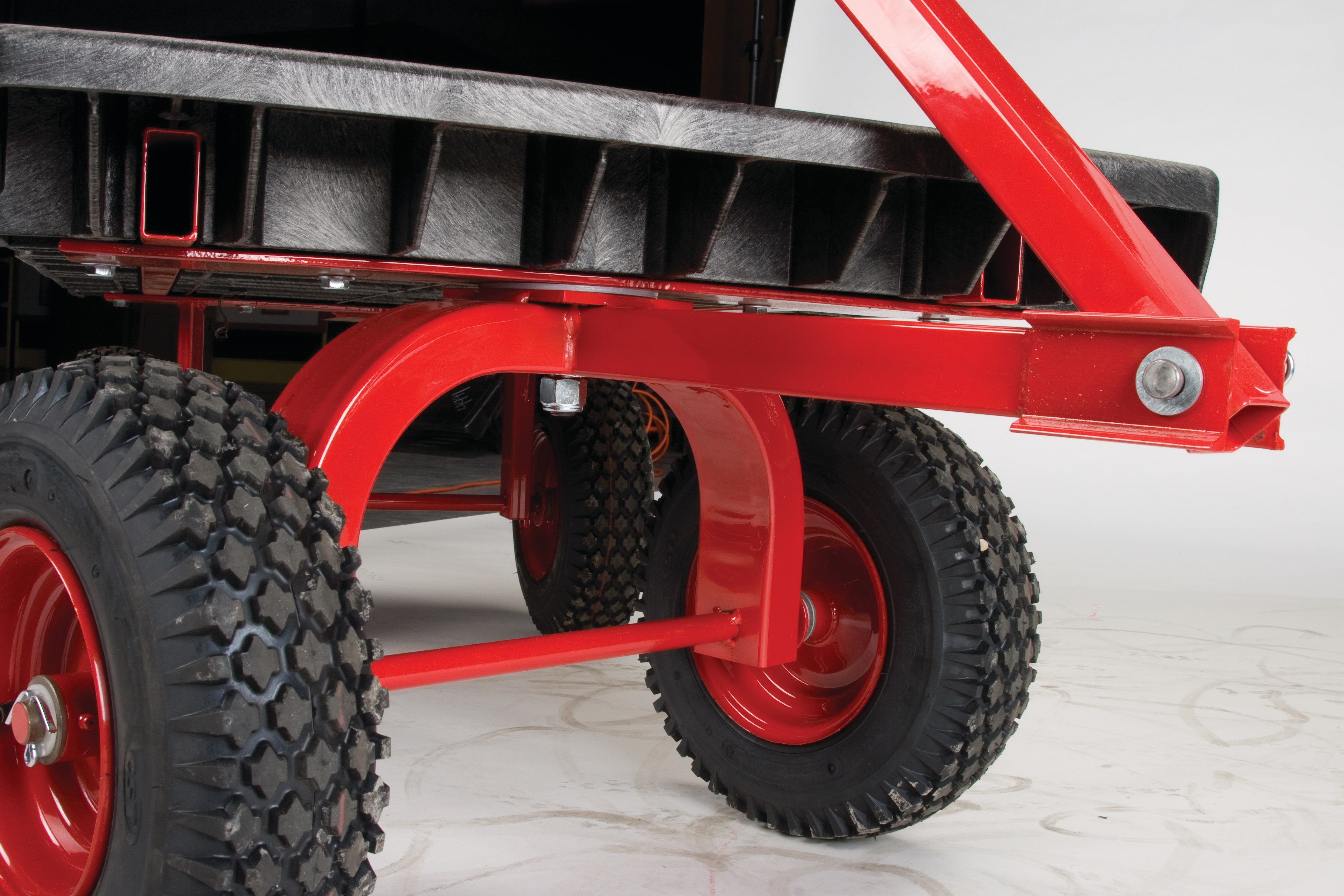 The Rubbermaid Commercial Fifth-Wheel Wagon Truck allows the front axle to easily pivot, providing the hand truck with superior maneuverability.