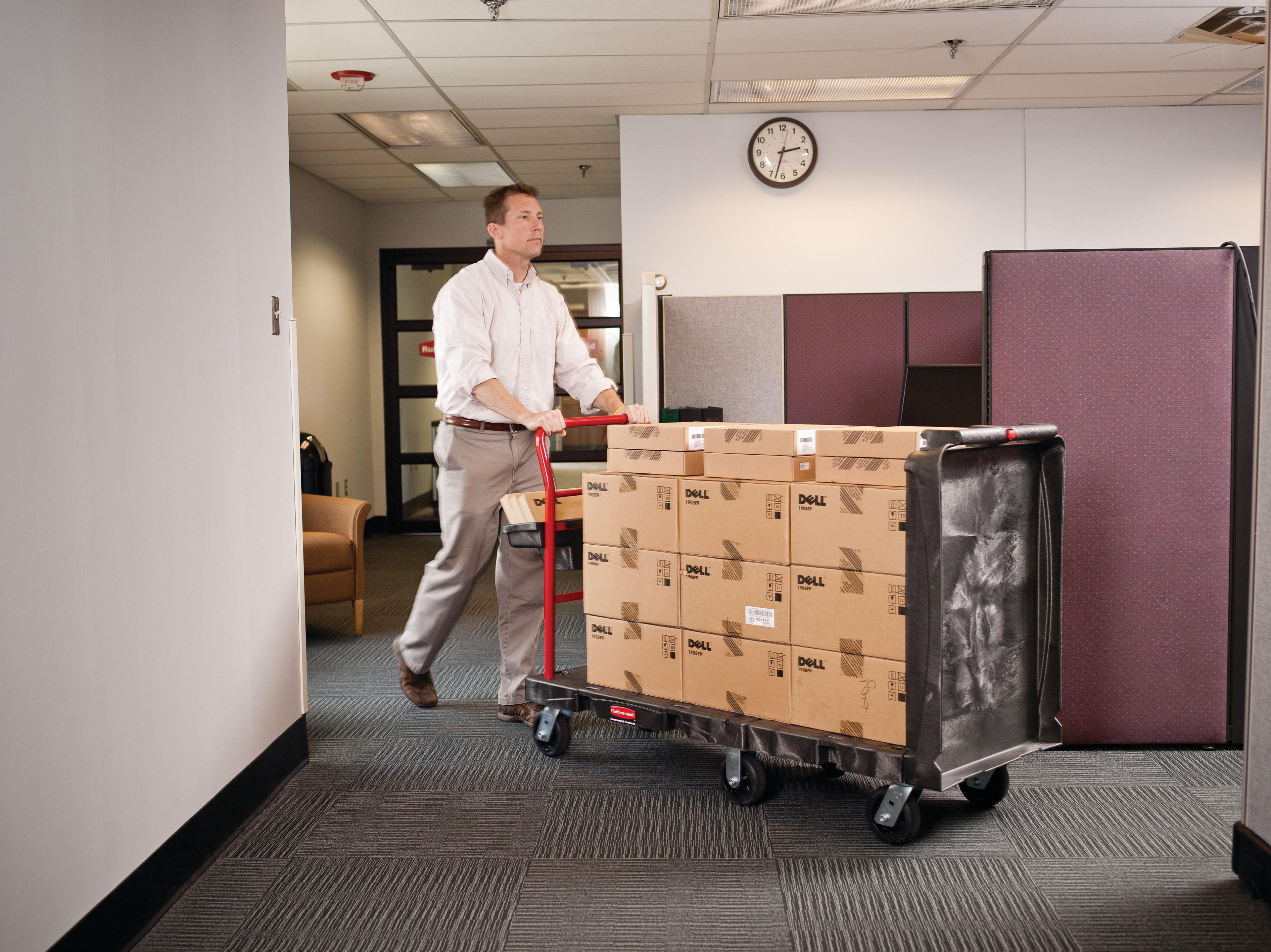 The Rubbermaid Commercial Convertible Platform Truck features a unique, convertible design that quickly transforms the bulk load capacity of a standard hand truck to the functionality of a heavy-duty, two-shelf utility cart.