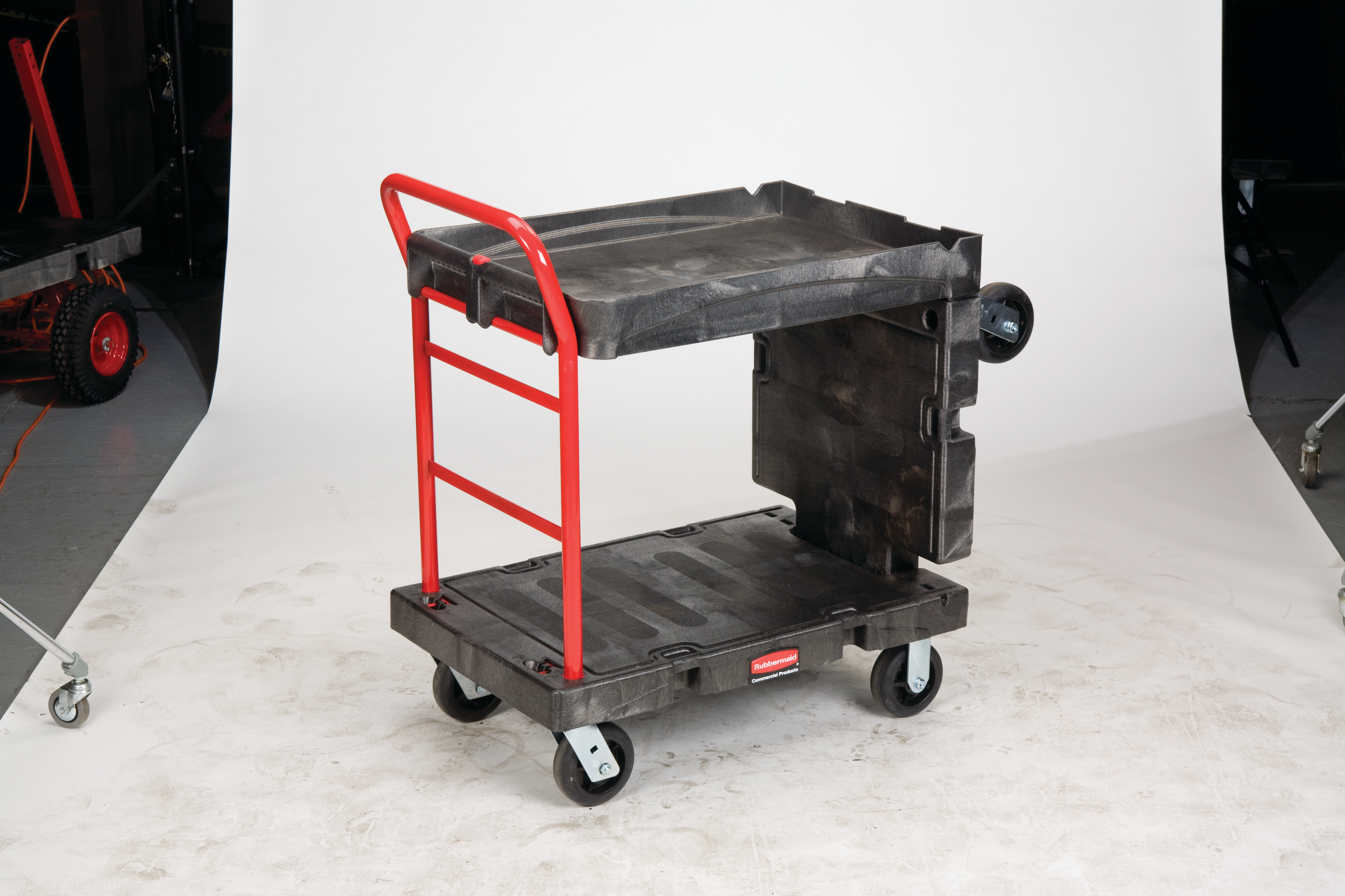 Der konvertierbarer Plattformwagen von Rubbermaid Commercial bietet ein einzigartiges, konvertierbares Design und ermöglicht die mühelose Umwandlung einer Standard-Handkarre für schwere, sperrige Lasten in einen Mehrzweckwagen mit 2 Böden für schwere Lasten.
