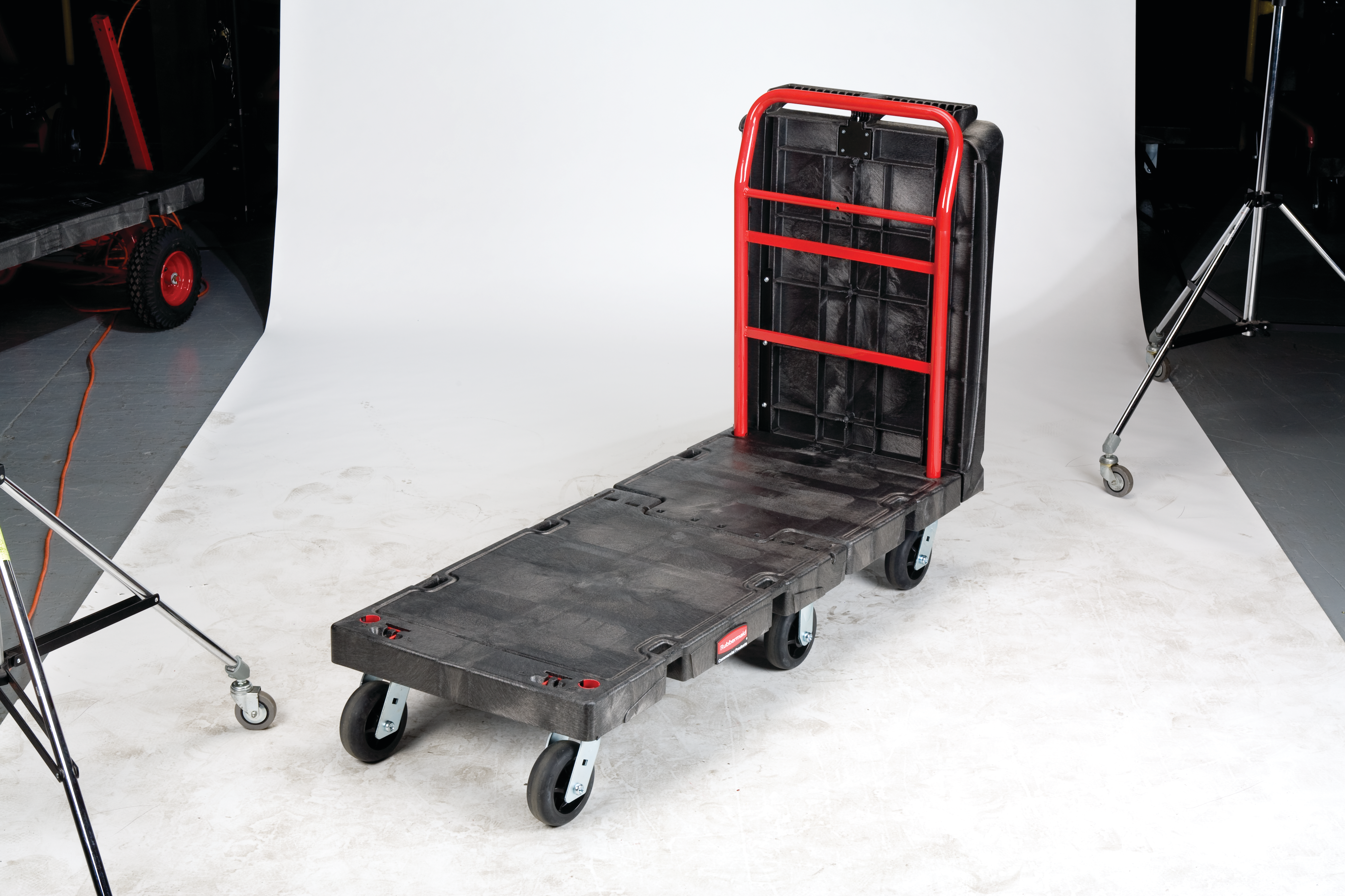 Der konvertierbarer Plattformwagen von Rubbermaid Commercial bietet ein einzigartiges, konvertierbares Design und ermöglicht die mühelose Umwandlung einer Standard-Handkarre für schwere, sperrige Lasten in einen Mehrzweckwagen mit 2 Böden für schwere Lasten.