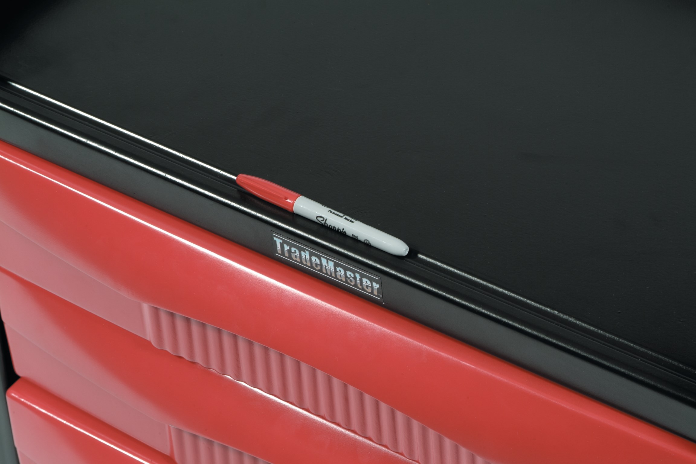 The Rubbermaid Commercial TradeMaster Professional Contractor's Cart moves productivity right to the work site.