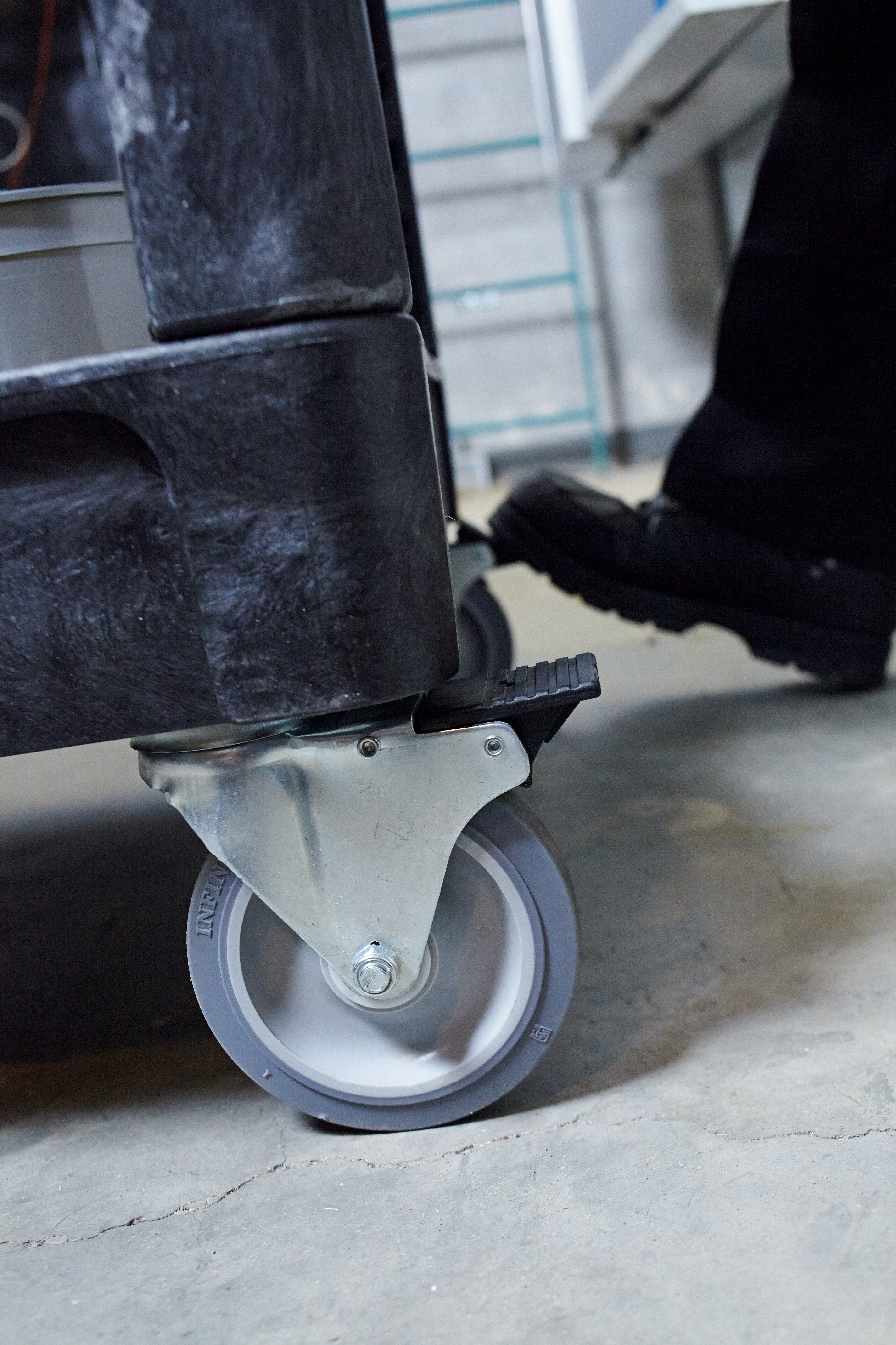 The Rubbermaid Commercial TradeMaster Professional Contractor's Cart moves productivity right to the work site.