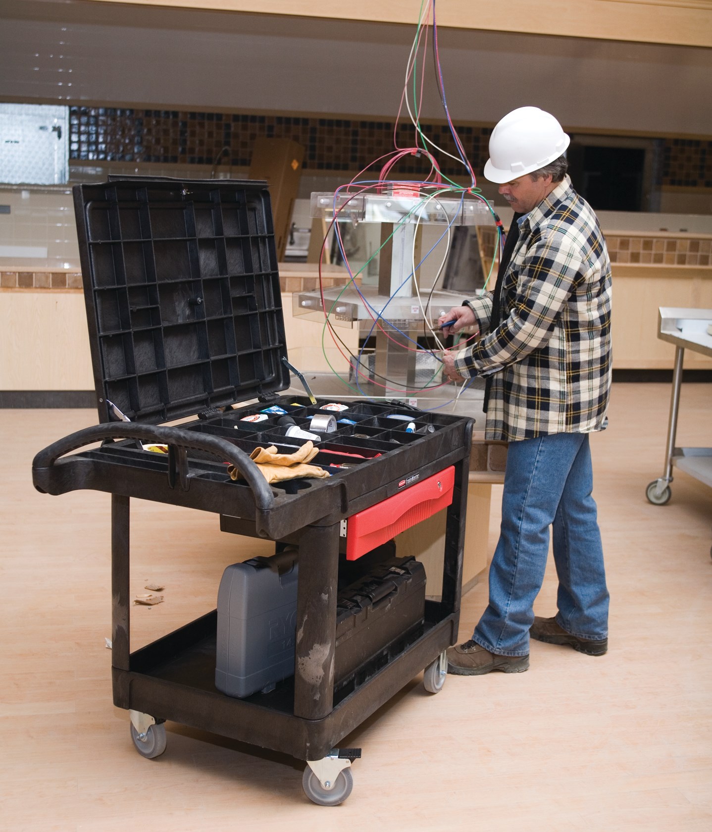 The Rubbermaid Commercial TradeMaster Professional Contractor's Cart moves productivity right to the work site.
