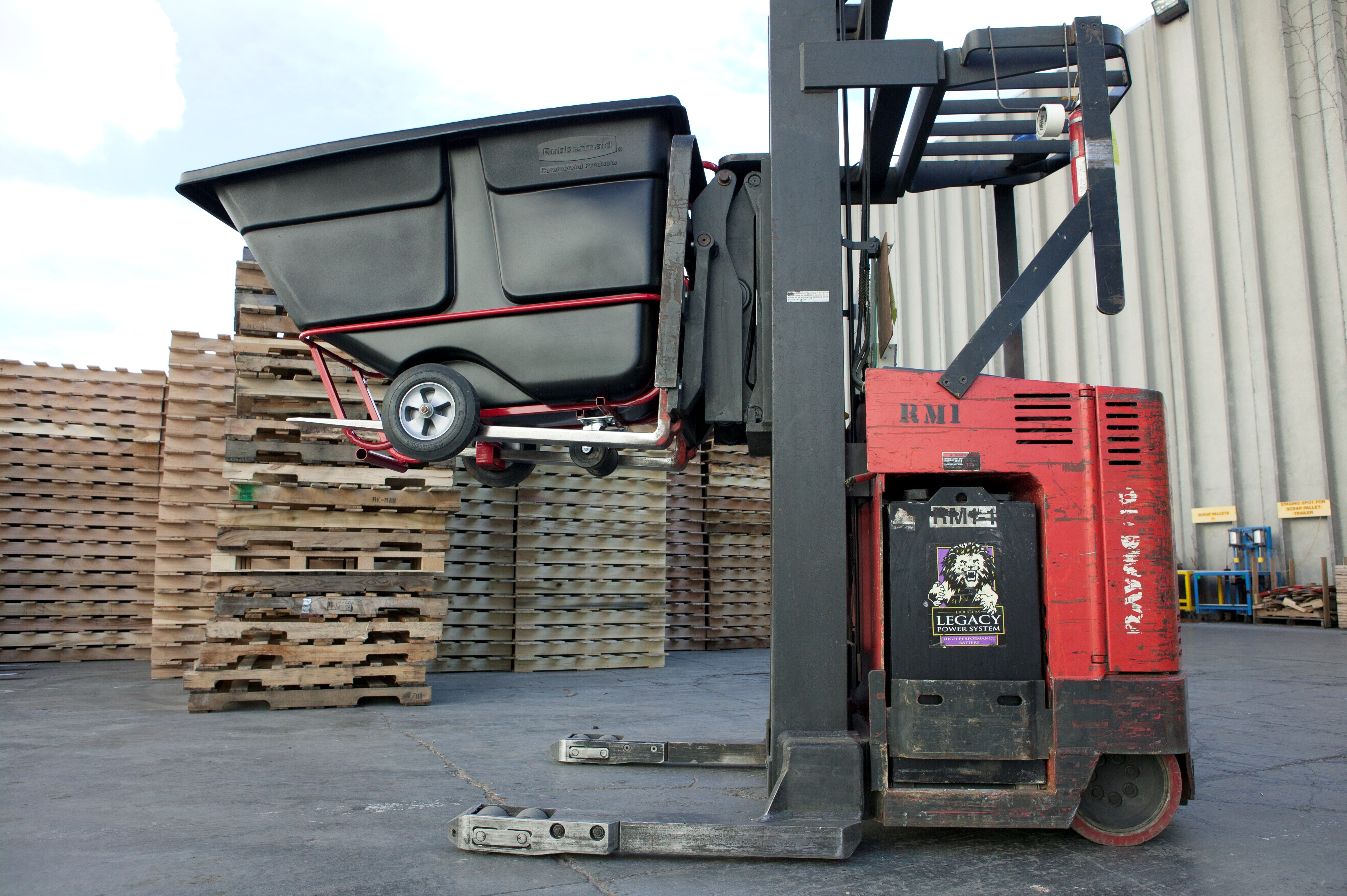 The BRUTE Forkliftable Tilt Truck offers industrial strength construction to transport heavy loads up to 1,250 lbs.