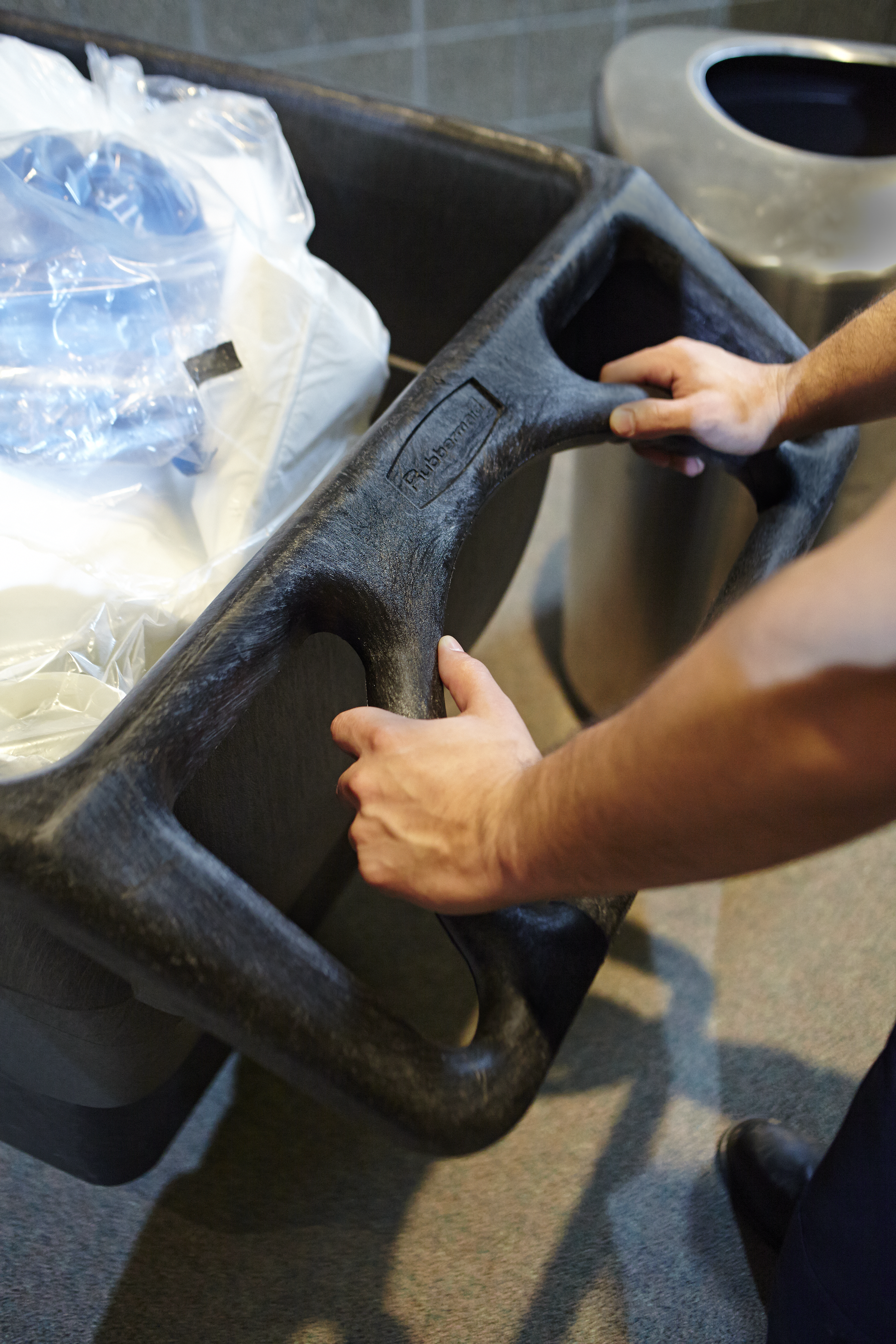 Die Tilt-Truck-Kippmulde von Rubbermaid Commercial bietet eine für den gewerblichen Einsatz robuste Bauweise aus Strukturschaumstoff, um den Transport schwerer Lasten mühelos zu meistern.