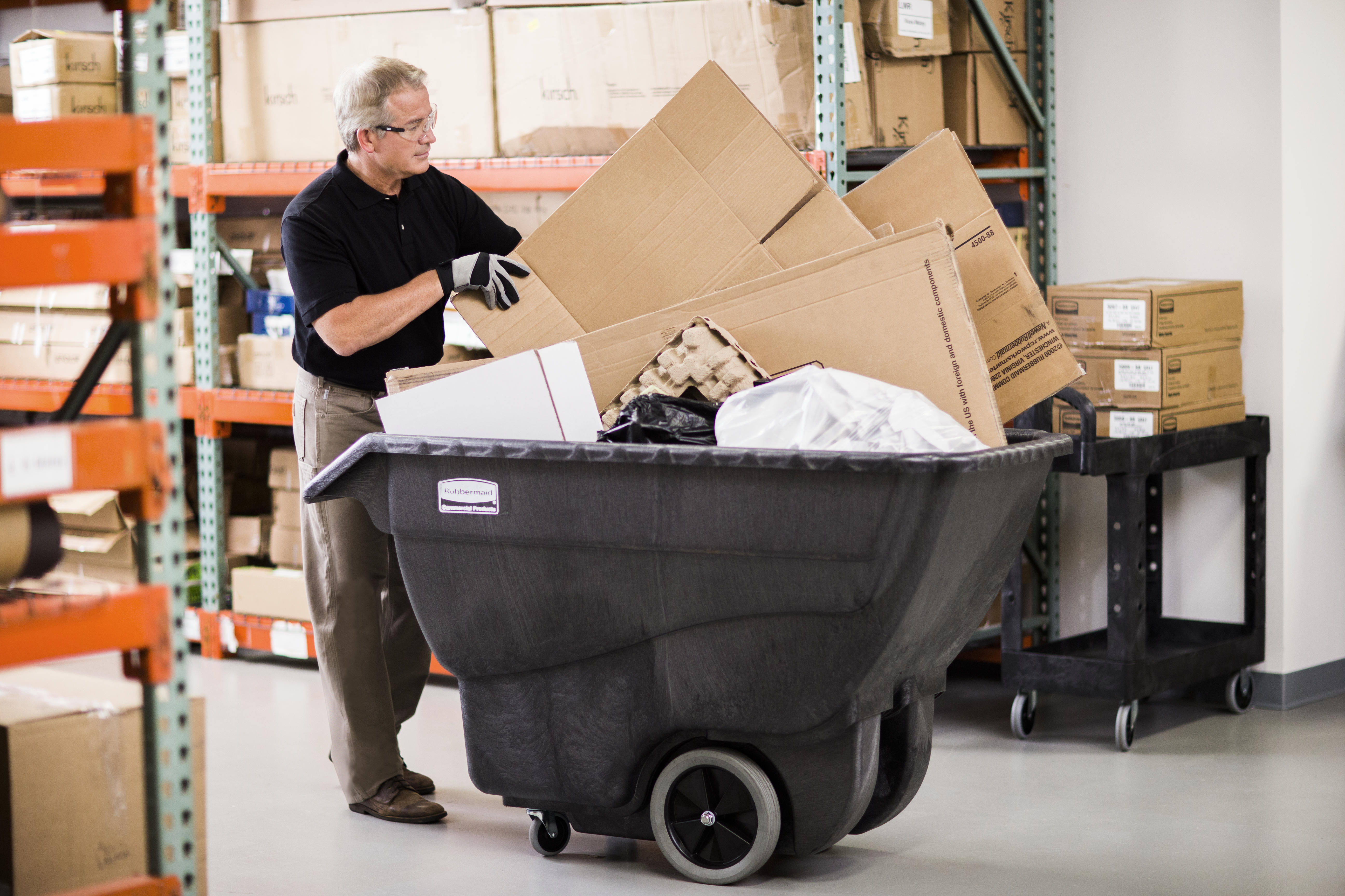 Die Tilt-Truck-Kippmulde von Rubbermaid Commercial bietet eine für den gewerblichen Einsatz robuste Bauweise aus Strukturschaumstoff, um den Transport schwerer Lasten mühelos zu meistern.
