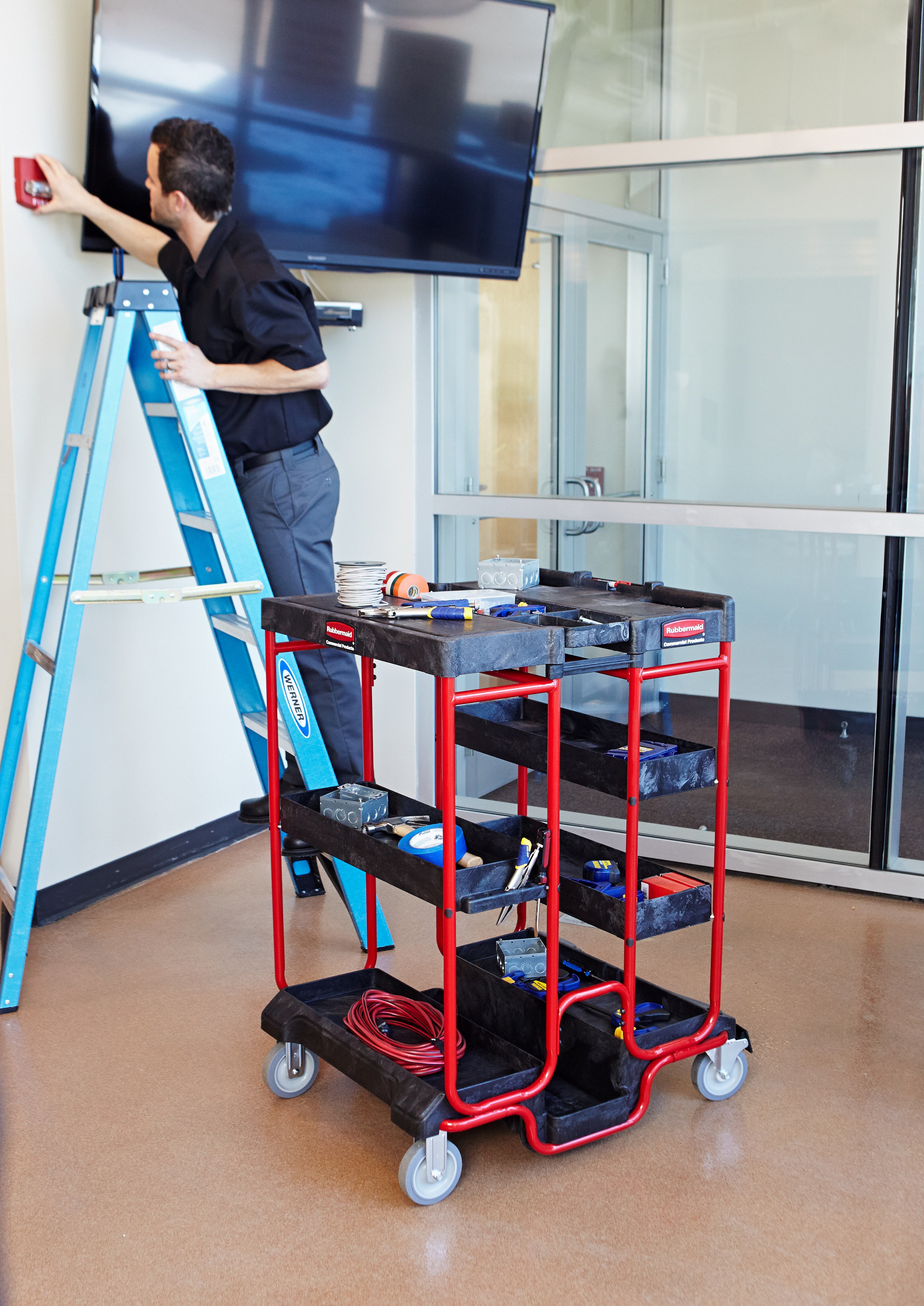 รถเข็นบันไดเชิงพาณิชย์ Rubbermaid ให้การเคลื่อนย้ายที่สะดวกมากขึ้น การเข้าถึงที่ได้รับการปรับปรุง การจัดการบันไดอย่างปลอดภัย และลดความต้องการพื้นที่จัดเก็บให้เหลือน้อยที่สุด