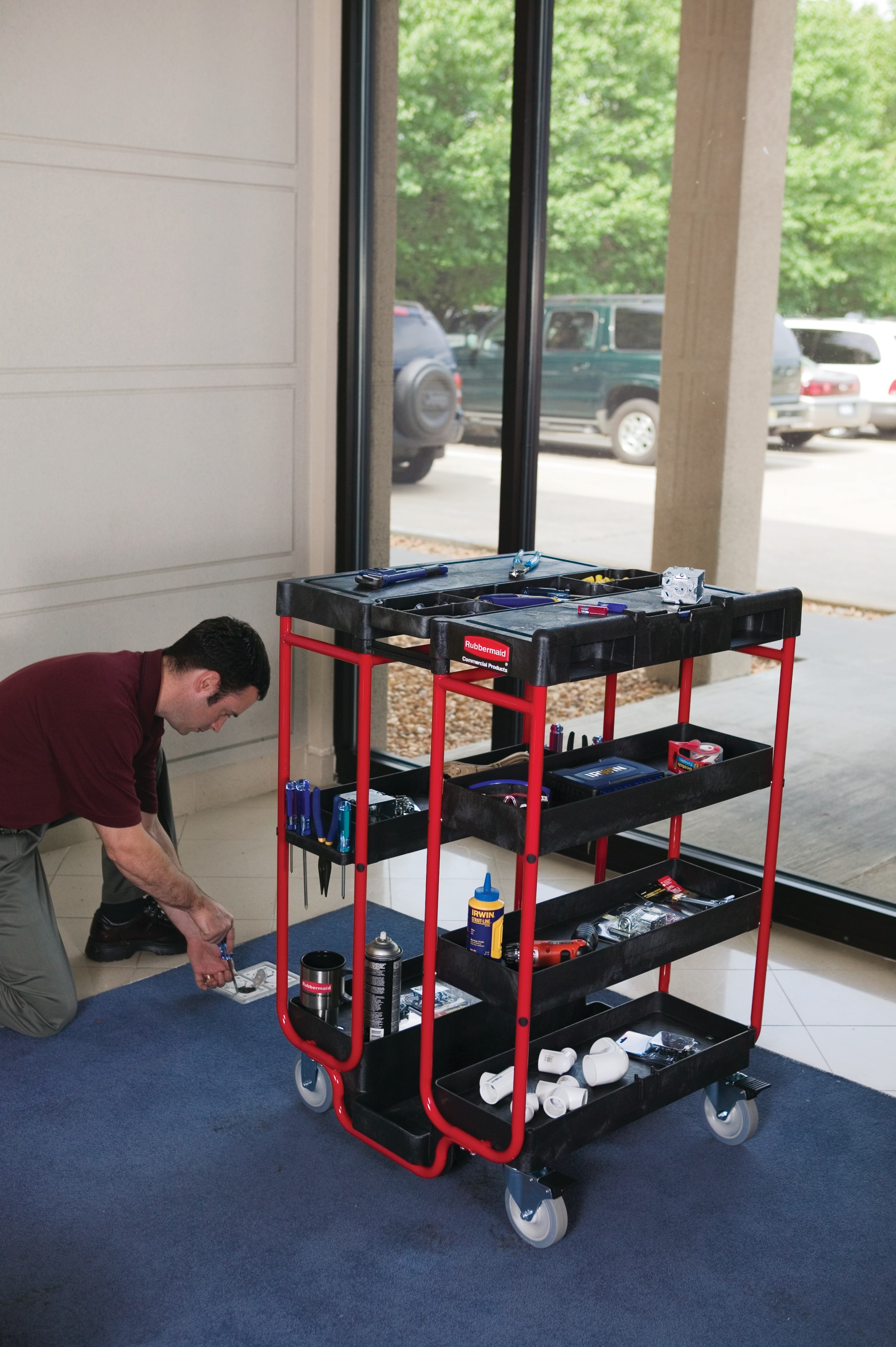 รถเข็นบันไดเชิงพาณิชย์ Rubbermaid ให้การเคลื่อนย้ายที่สะดวกมากขึ้น การเข้าถึงที่ได้รับการปรับปรุง การจัดการบันไดอย่างปลอดภัย และลดความต้องการพื้นที่จัดเก็บให้เหลือน้อยที่สุด