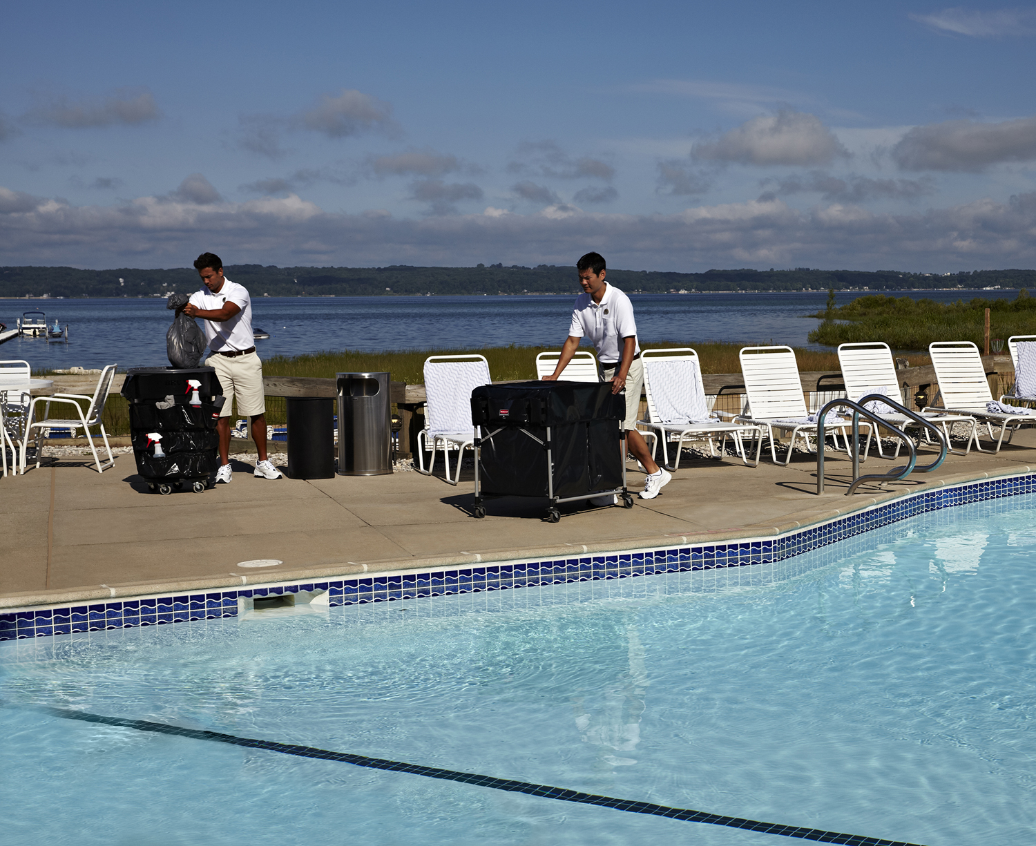 Die Abdeckung des zusammenklappbaren X-Cart-Wagens von Rubbermaid Commercial verfügt über mehrere Staufächer, um häufig verwendete Werkzeuge und Reinigungsmittel in Reichweite zu halten.