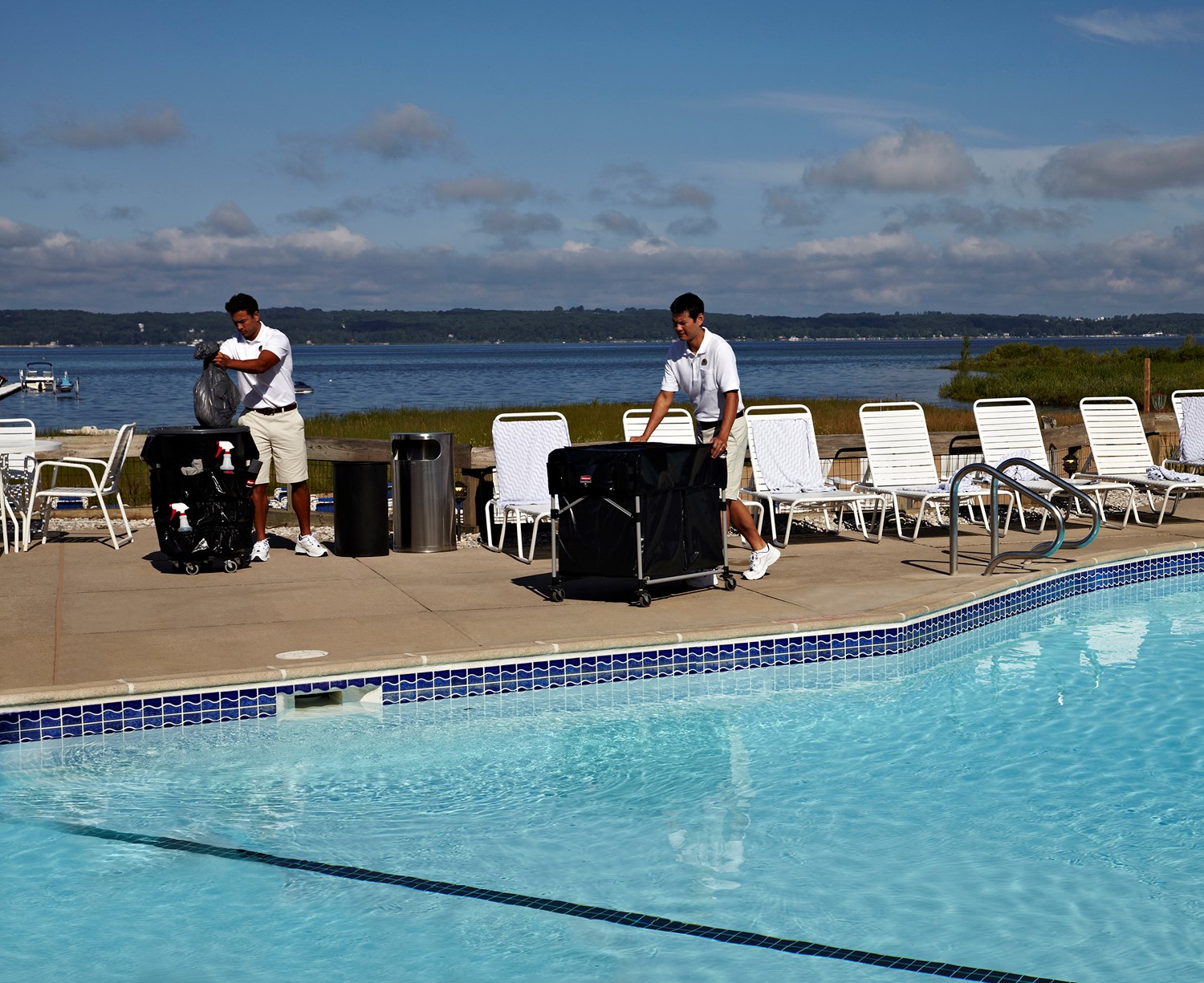 The Rubbermaid Commercial Cover for Collapsible X-Cart features multiple storage compartments to keep frequently used tools and cleaning supplies within reach.